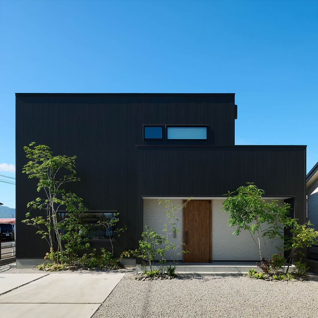 コラボハウス一級建築士事務所さんのインスタグラム写真 - (コラボハウス一級建築士事務所Instagram)「箱型＋黒ガルバ＋植栽 黒のガルバリウム外壁は樹形が映える。 吹抜けリビングが出迎える明るい邸内。 ----------------------------------------------------- コラボハウスは 設計士と直接話して家づくりをする設計士事務所です。 「住みやすく使いやすい、ちょっとカッコいい家」 をコンセプトに家づくりのお手伝いをしています。 土地探し、間取りづくり、デザイン、家具選び 資金計画、工事、メンテナンスまで設計士に全部お任せ。 DMやHPからお気軽にお問い合わせください。 ------------------------------------------------------ #外観デザイン #ファサード #塗り壁 #ガルバリウム外壁 #白 #庭のある暮らし #無垢床 #キッチン #ダイニングテーブル #吹抜け #ワークスペース #造作洗面台 #ファミリークローゼット #洗面所収納 #トイレインテリア #自分らしい暮らし #デザイナーズ住宅 #注文住宅新築 #設計士と直接話せる #設計士とつくる家 #コラボハウス #インテリア #愛媛 #香川 #岡山 #大阪 #徳島 #秋田 #マイホーム」7月4日 19時00分 - collabo_house