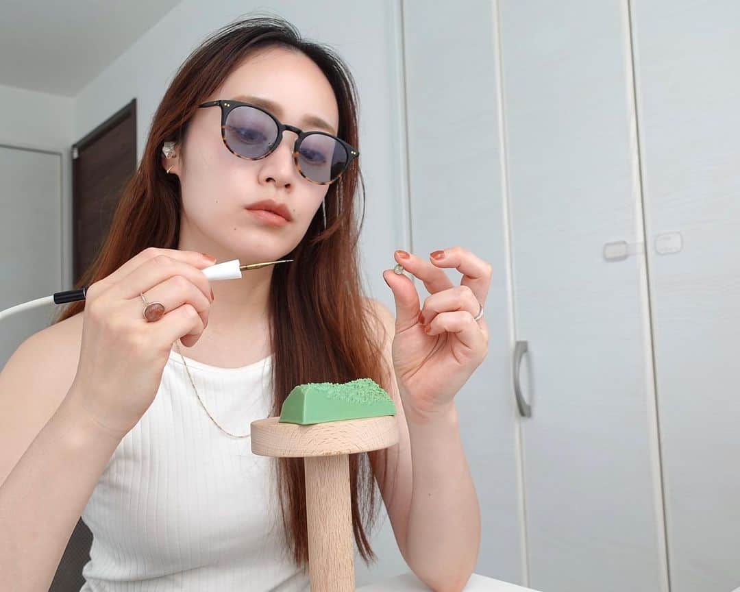 のインスタグラム：「ワックスという技法で新作の原型制作。 知る人ぞ知る 幻の石！希少で入手困難な「ロシア産のフェナカイト」のジュエリー👏🏻！ ⁡ ロシアで採掘されたフェナカイトは  世界最高峰の癒し力を持つ石。 ⁡ 心身への癒しの力は  世界三大ヒーリングストーンと比べても別格レベル✨ ⁡ しかし、そのロシアの鉱山はもう閉山してしまっているため、ごく僅かに市場にあるもの以外  もう流通することはほぼないとーーーーっても希少な幻の石😭✨ そして  こんな小粒でもかなり高額💸 ⁡ たまたま仕入れ先でフェナカイトの存在を知り、幸運なことにご縁があり仕入れができました🙏🏻✨ (もちろん自分の分も購入済み✌🏻) ⁡ フェナカイトは透明度が高いほど価値が高いと言われているのですが、このフェナカイトは透明度が高くて本当に美しい😭✨！ ⁡ 発売したら、このフェナカイトを求めている方に、お届けできたら嬉しいです🥹🙏🏻🌈 ⁡ ⁡ ⁡ #jewelry_ume#ÜME#ユーミー#金属アレルギー対応ジュエリー#ジュエリー#ジュエリーデザイナー#ジュエリークラフトマン#フェナカイト#フェナカイトジュエリー#ヒーリングマストーン#ロシア産フェナカイト#ヒーリングストーン」