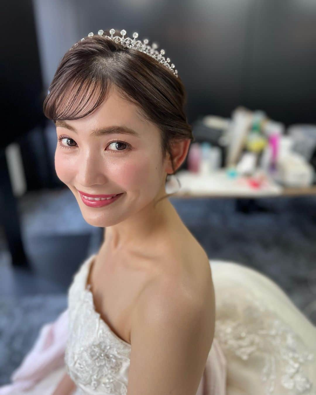 夏海のインスタグラム：「Hotel Wedding WEST&TOKAI 発売中です☺️   #weddingdress #wedding #ウエディングドレス #ウエディングヘア #ホテルウエディング #ウエディングフォト」