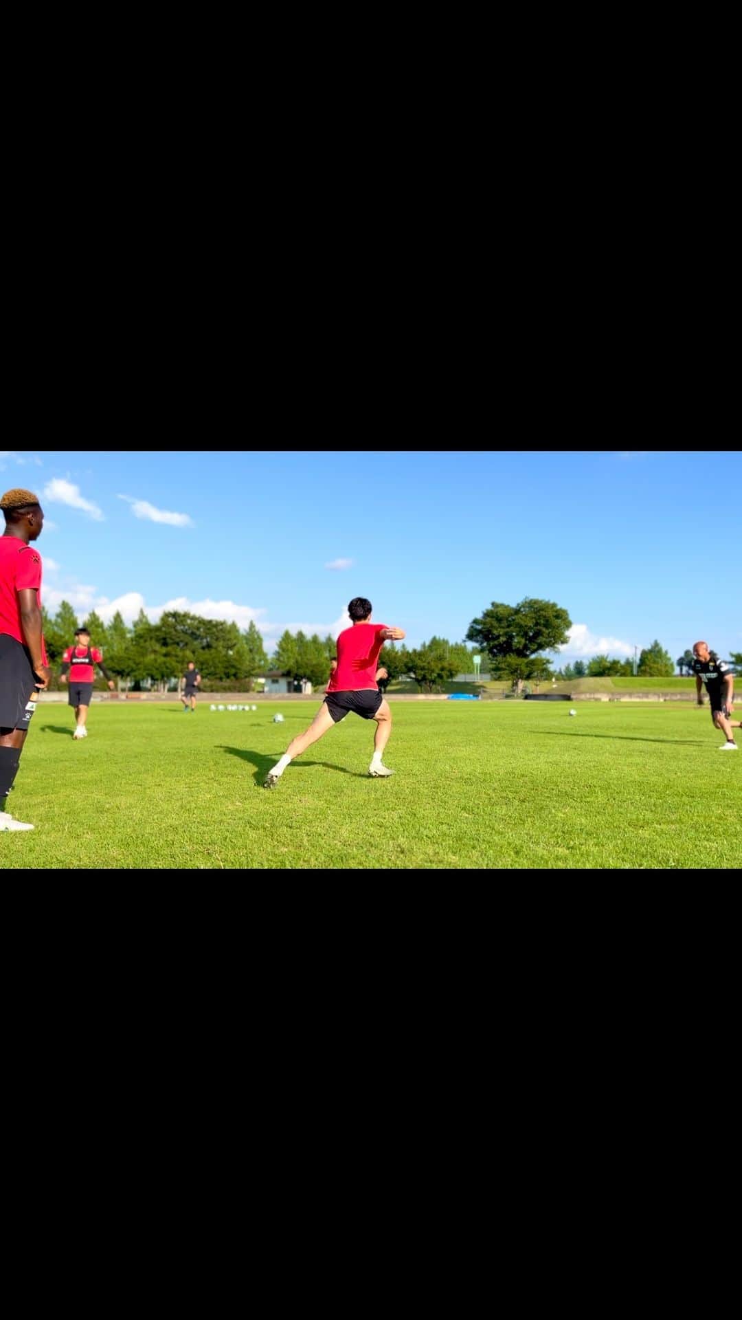 いわてグルージャ盛岡のインスタグラム：「本日の一般公開の様子をお届け📸 自主練です⚽️part4☝️  #いわてグルージャ盛岡 #GRULLA #一岩 #J3優勝 #J2昇鶴」