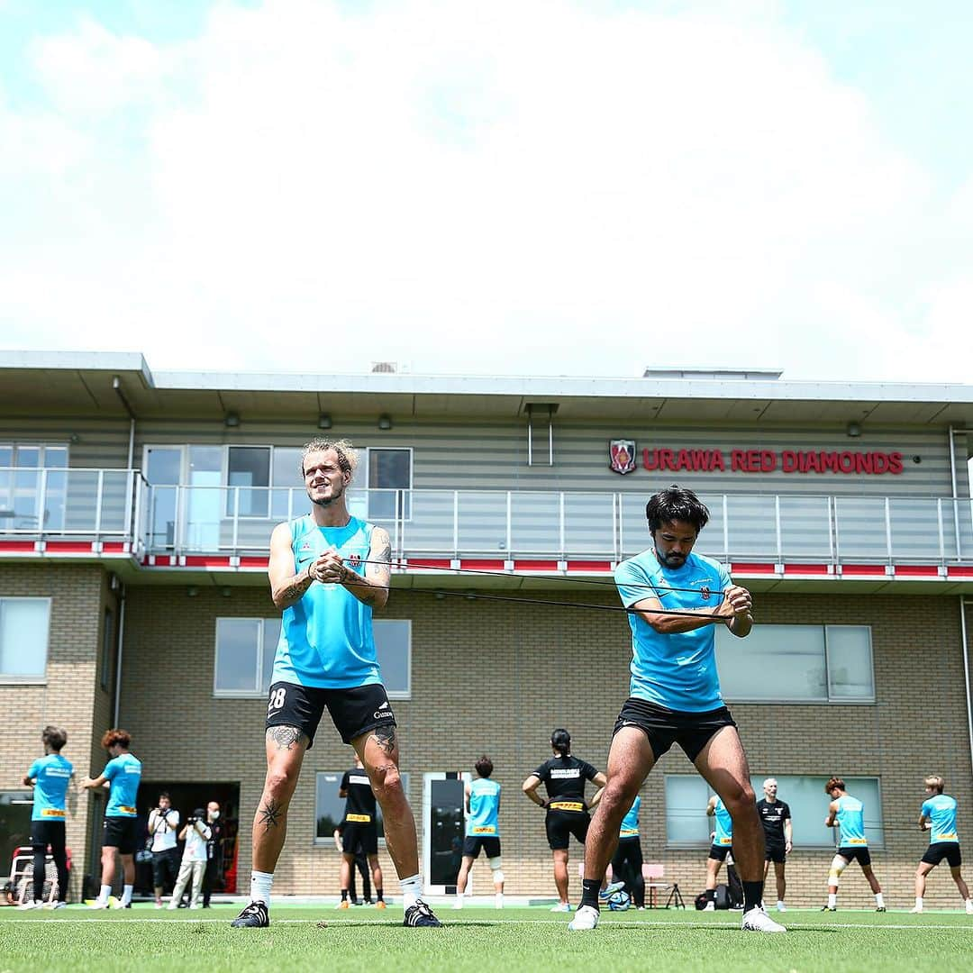 浦和レッドダイヤモンズさんのインスタグラム写真 - (浦和レッドダイヤモンズInstagram)「7.4 TRAINING | 📷  次戦 2023明治安田生命J1リーグ 第20節 7.8(土) vs FC東京 【MATCH PARTNER 三菱自動車】 埼玉スタジアム・19時キックオフ  𝑵𝑬𝑿𝑻 𝑴𝑨𝑻𝑪𝑯 Meiji Yasuda J1 League 20th sec 7.8(Sat) vs F.C.Tokyo Saitama Stadium 2002 19:00KO  #アレクサンダーショルツ #興梠慎三 #小泉佳穂 #犬飼智也 #犬飼智也 #酒井宏樹 #柴戸海 #大畑歩夢 #大久保智明 #ホセカンテ #西川周作 #髙橋利樹 #urawareds #浦和レッズ #WeareREDS #GoGoREDSデー #Jリーグ #サッカー」7月4日 19時01分 - urawaredsofficial