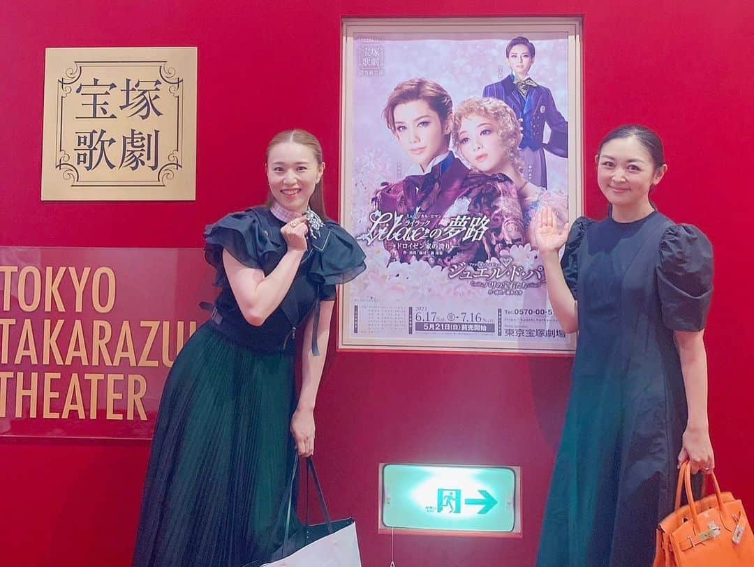 美夢ひまりのインスタグラム：「阪急交通社のメールマガジン、「夢組通信」で千風カレンさんのインタビュー動画が配信されました😊 今回もインタビュアーをさせていただいています♪  阪急交通社のメールマガジンは「阪急交通社　夢組」で検索すると、登録ページに行けますので、皆様是非ご覧ください🌈(ストーリーズにはリンクを貼りますね💡)  開演前から「絶対泣く😭」と言って、タオルを握りしめ号泣しながら雪組の皆さんを見守るのんちゃん。可愛すぎました☺️💚  またゆっくりお会いしたいなー✨  #宝塚 #阪急交通社 #インタビュー  のんちゃんの #ファッション にも注目です🔍 #組カラー って永遠だよね🩷💛💚💙💜」