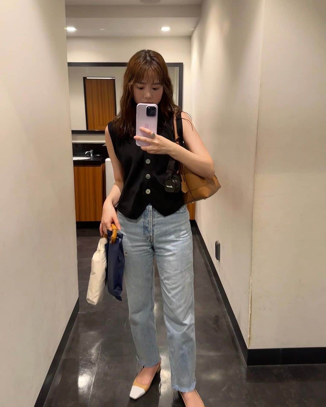 のインスタグラム：「. 👖🖤 . #私服 #ファッション #洋服 #コーディネート #デニムコーデ #夏コーデ #シンプルコーデ #服 #fashion #coordinate #outfit #denim #summer #wear #chr_code」