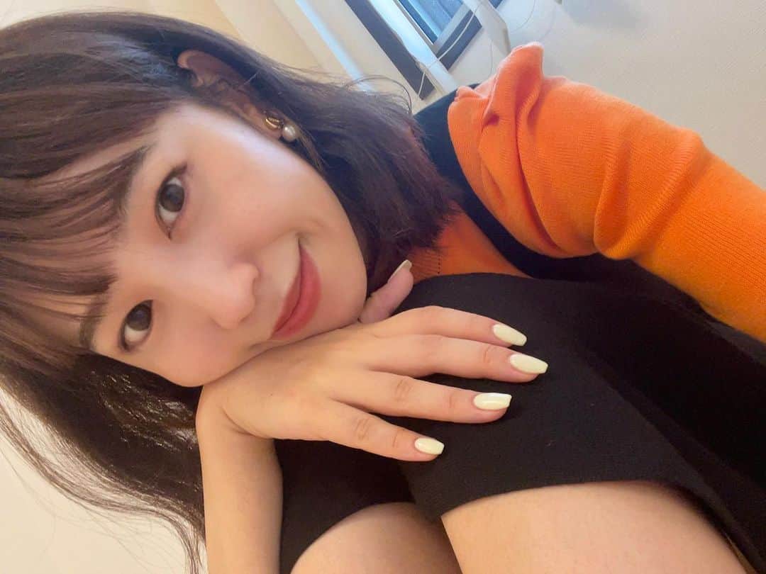 夏江紘実のインスタグラム：「. 夏気分でオレンジ服にネイルも新しくレモンイエローにしちゃったよ🍋🍊💭🥹 . . 暑い夏始まりだあ〜♡♡♡ #nail #naildesign #nailstagram」