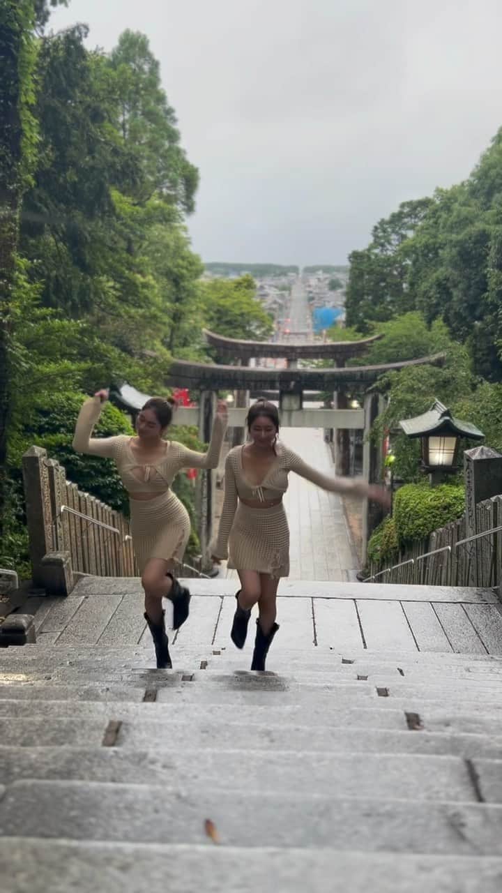 twinsりなりかのインスタグラム：「#宮地嶽神社 #twins #双子」