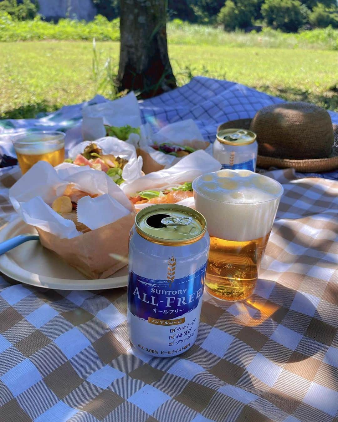 北澤 宏美さんのインスタグラム写真 - (北澤 宏美Instagram)「行楽日和〜🌞🚙🌳🌲 自然を浴びにサンドイッチ作っておでかけ 木陰で何することなく座ってるだけでも癒される😌  それとは逆にキャーキャー言いながら延々走り回る子どもの体力おそろしい。。 こちらは見てるだけでも体力奪われそうになるのに😂  そんな見守り専門の私の片手はオールフリー♡ 夏の気分を格段に上げてくれる幸福度高めの存在◎ 食事にも合うし、後先気にせず 気軽に飲めるのがいいよね✨ おかげでこの日もすっかりリフレッシュできました🙌🏻  今日もおつかれさま😌 明日もがんばろう💪🏻  ※オールフリーアンバサダーとして活動しています #昼オールフリー部  #ノンアル曜日 #ノンアルコールビール #ノンアルコール #ALLFREE #糖質ゼロ #アルコールゼロ #カロリーゼロ #昼飲み」7月4日 19時13分 - romihy58