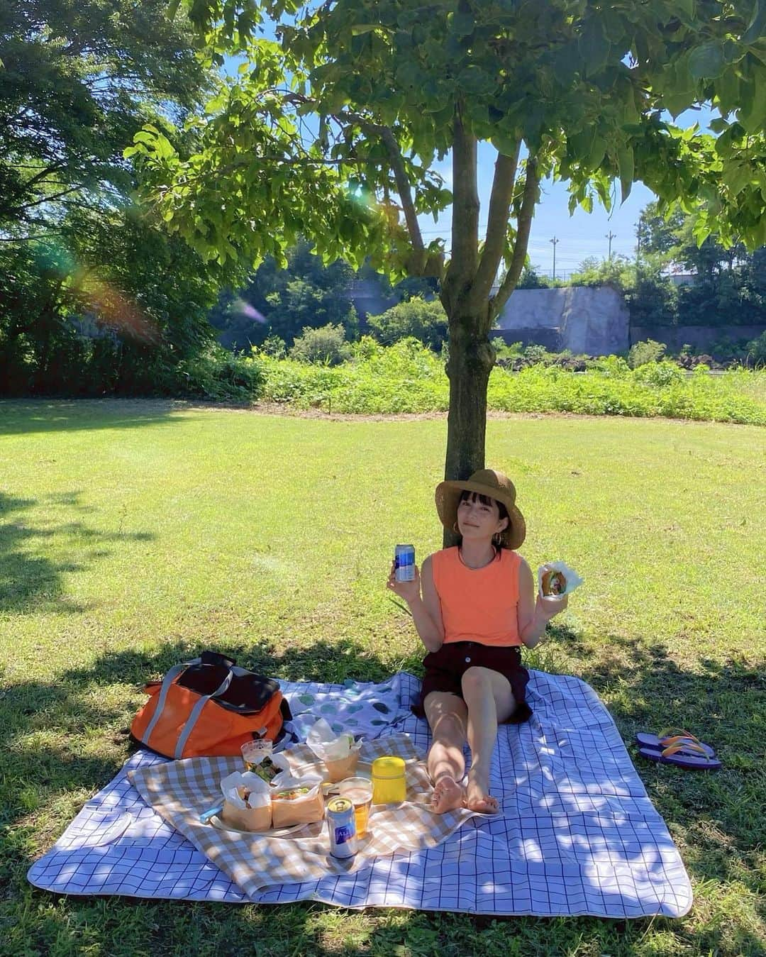 北澤 宏美のインスタグラム：「行楽日和〜🌞🚙🌳🌲 自然を浴びにサンドイッチ作っておでかけ 木陰で何することなく座ってるだけでも癒される😌  それとは逆にキャーキャー言いながら延々走り回る子どもの体力おそろしい。。 こちらは見てるだけでも体力奪われそうになるのに😂  そんな見守り専門の私の片手はオールフリー♡ 夏の気分を格段に上げてくれる幸福度高めの存在◎ 食事にも合うし、後先気にせず 気軽に飲めるのがいいよね✨ おかげでこの日もすっかりリフレッシュできました🙌🏻  今日もおつかれさま😌 明日もがんばろう💪🏻  ※オールフリーアンバサダーとして活動しています #昼オールフリー部  #ノンアル曜日 #ノンアルコールビール #ノンアルコール #ALLFREE #糖質ゼロ #アルコールゼロ #カロリーゼロ #昼飲み」