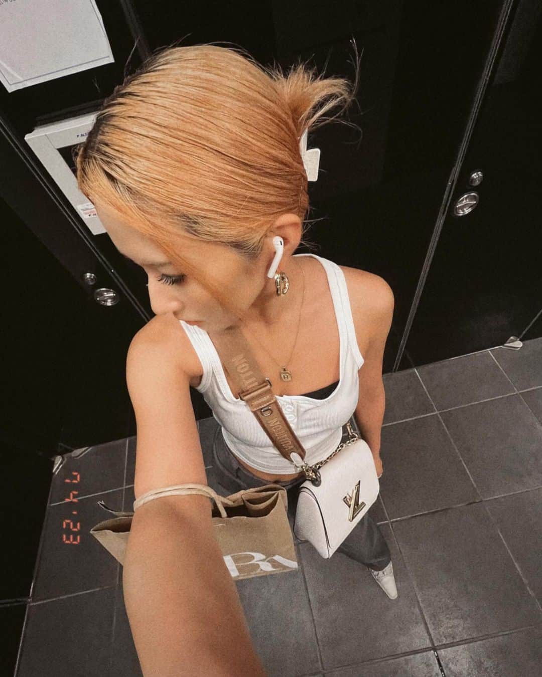 のインスタグラム：「. オレンジ続けよーか、 いったんやめよーかまよてる🍊  #y2k#y2kfashion#y2kファッション#海外ファッション#海外ガール#海外コーデ#韓国コーデ#韓国ファッション#韓国スタイル#夏コーデ#夏ファッション#オレンジヘアー#オレンジカラー#ルイヴィトン#ルイヴィトンバッグ」
