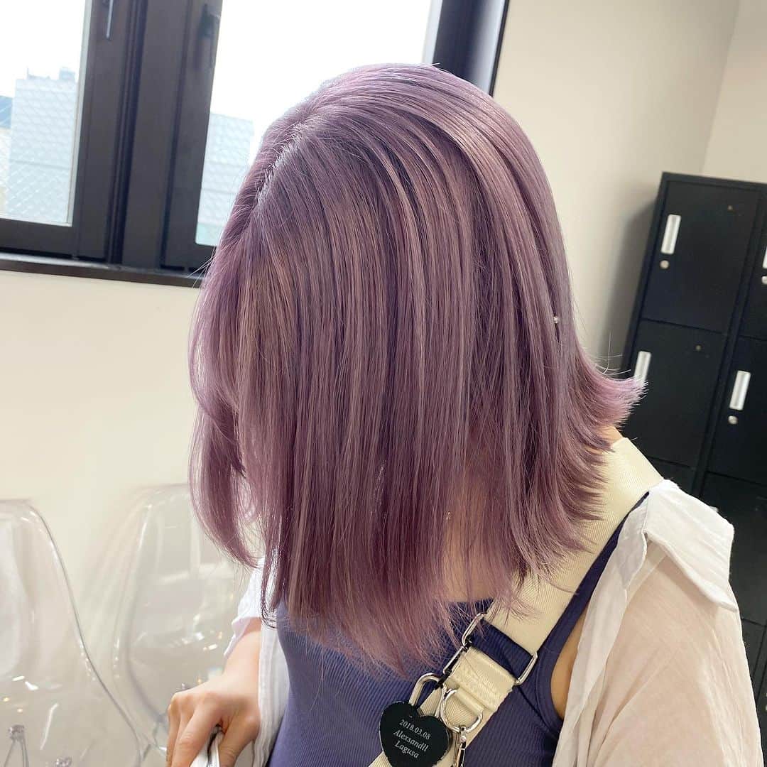 Beleza_official_instagramのインスタグラム：「ラベンダー♡  根本だけリタッチして前回よりも濃いめなラベンダーをリピート🔁💜  色落ちも綺麗になる様に配合しているのでリタッチ目安の1.5ヶ月後まで綺麗なカラーのままです🫶🏻  2bleach〜  #レイヤーカット #レイヤー #顔まわりカット #顔まわりレイヤー #ハイトーンカラー #ペールトーン  #ボブ #ハイトーンボブ #ハイトーン #ラベンダーカラー #ラベンダー #ラベンダーアッシュ #ラベンダーグレージュ #ラベンダーベージュ #パープルカラー #バイオレットカラー　#ピンクラベンダー #ラベンダーピンク」