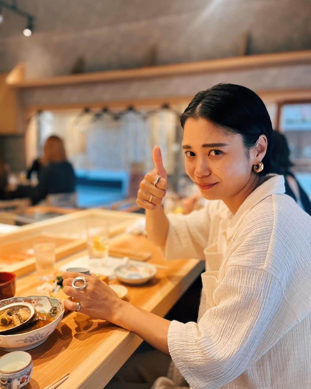 忍舞のインスタグラム：「久々のみほたんと2人飲み🍺🍶 立ち飲みからの 大好きな貝のお店  早め飲み早め解散✨  幸せな数時間。  #はしご酒」