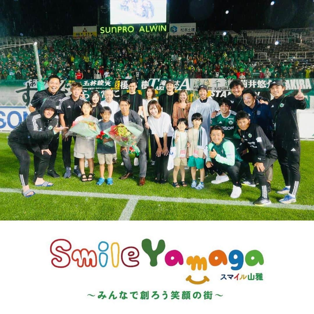 片山真人のインスタグラム：「【ガチャスタグラム 仕事篇】  めっちゃ雨ん中での熱戦⚽️ いろいろストレスの溜まった一戦🟨🟥 けどこの勝ち点をpositiveに次にいく🤨  #明治安田生命j3リーグ 16節愛媛FC戦⚽️ #上位直接対決 🔥 #ドロー 決着🏟️ #ストレス をいろいろ感じた試合😡  けどこの試合からしっかり学んで次に進む‼️ みんなで抜けるしかない、このカテゴリーを🔥  #positive もいろいろあった試合🏟️ #野々村鷹人 選手の意地の同点ゴール⚽️ #菊井悠介 選手のナイスアシスト👍 #スタジアム の一体感🤝 1人少ないながらの勝ち点奪取🔥  もちろん勝てるチャンスもあったし、勝ち切りたかったし、反省しなあかんとこもあったけど、みんなで掴んだ勝ち点‼️  #次 に活かす✊  試合前も後にもいろんなpositiveが👍 #森下怜哉 選手との再会🤝  ほんで、彼の引退セレモニー✨  #玉林睦実 氏😉  俺ら同期の最後の砦⚽️ #セレモニー 中が1番の雨足☔️ #ずぶ濡れ 😅 #相変わらず の玉林節🎙️ 相変わらずのスベりっぷり🤣  けど、 輝いてた✨ 愛されてた✨ あれが、玉林睦実👏  タマ、現役生活お疲れさん‼️ 第2の人生に幸あれ👍  あっせやせや、来たる今週金曜日（7月7日）に喫茶山雅で玉林引退記念イベントやります✨ ⚠️詳細はそろそろ出る山雅HPからご確認を🙌  またアルウィンウエディングもおめでとう🤵👰㊗️ #バズーカ 担当より💨  #一平くん との絡みもお付き合いありがとう🐸 ※背後からの予定外の襲撃、一瞬ほんまに苦しかったわ😈 ※投げ飛ばしからの#担架芸 さすが⭕️  #積水ハウス presentsアルWIN TV📺 雨にも負けずに熱く実施🎤🔥  午前中の高森町でのサッカー教室3コマから始まり、全力で駆け抜けた1日やった😆 #感謝 🙌  #片山真人 #ガチャ しあわせ者✨ #今週 もガンガン走るわ🐟💨 #盛り上げ隊 ⤴️  明日は朝一の松本駅のチラシ配りから🚉 夜はカフェトーク#村山智彦 選手🎙️まで👍  #小さなことからコツコツと ⤴️ #積小為大 ✨  明日も朝から、#onesoul や☝️」