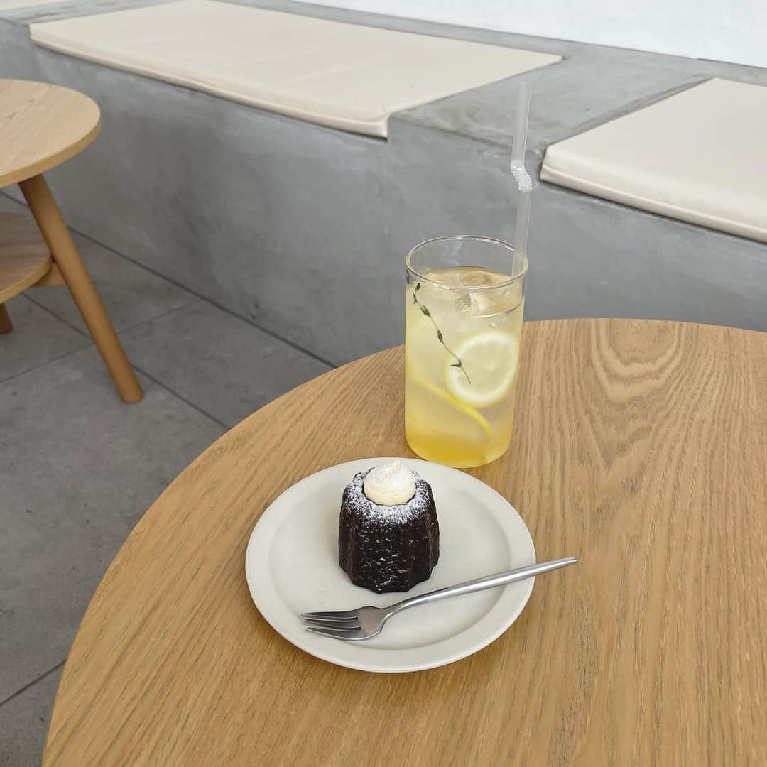 竹村夏音のインスタグラム：「気になってたカフェにやっと行けた🍋🎀🤍  次はタルトも食べたいな👨🏼‍🍳🍴」