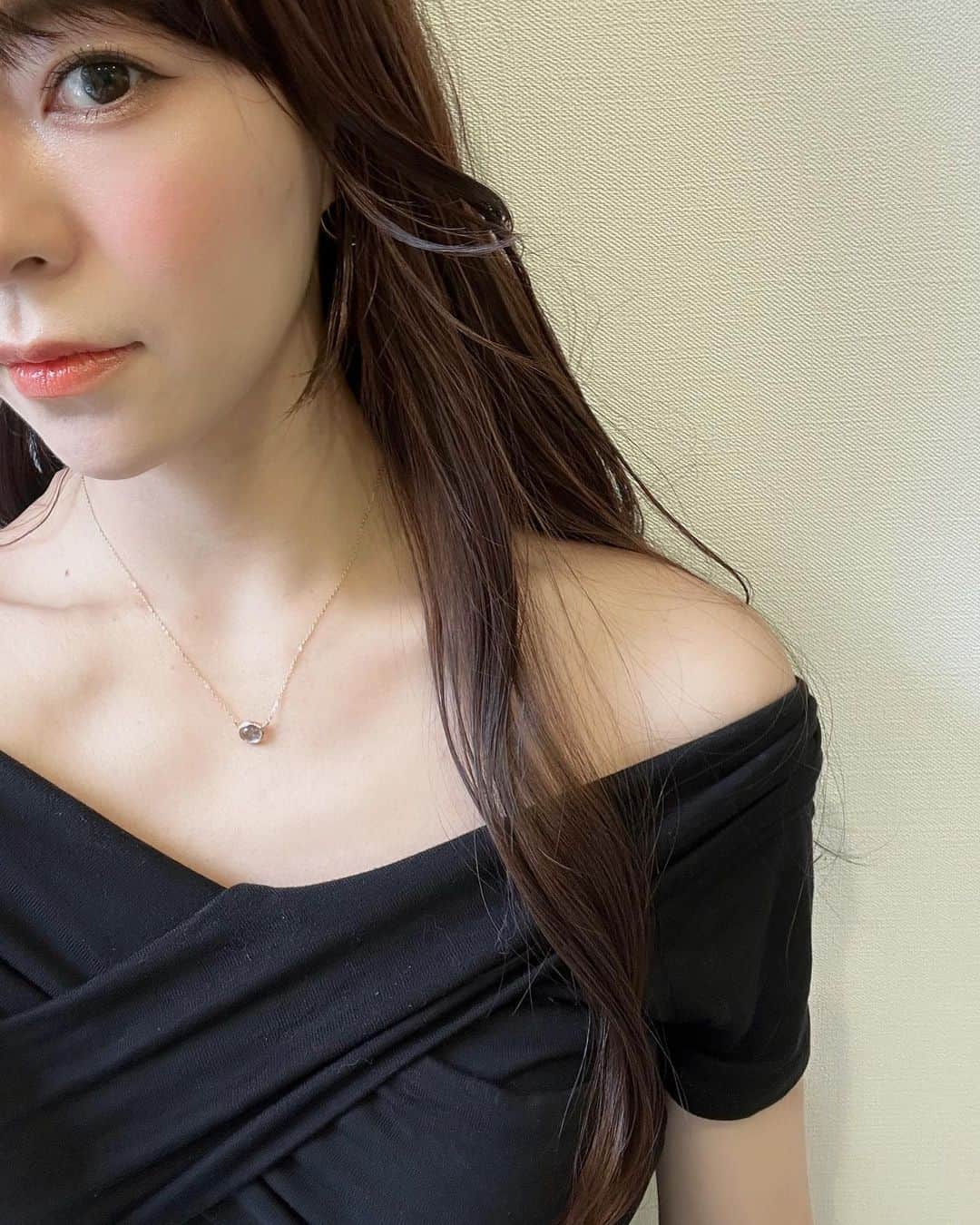 橋本奈実のインスタグラム：「今日久しぶりに最近のメイクを撮影しました🤣❗️私の中では結構メイク変わった✨✨✨ なる早で編集します！ 動画の中でも使ってるんだけど、ボビーブラウンの新製品めちゃくちゃ可愛くて優秀だから、チェックしてみた方がいいです😻✨ツボすぎる🫶」
