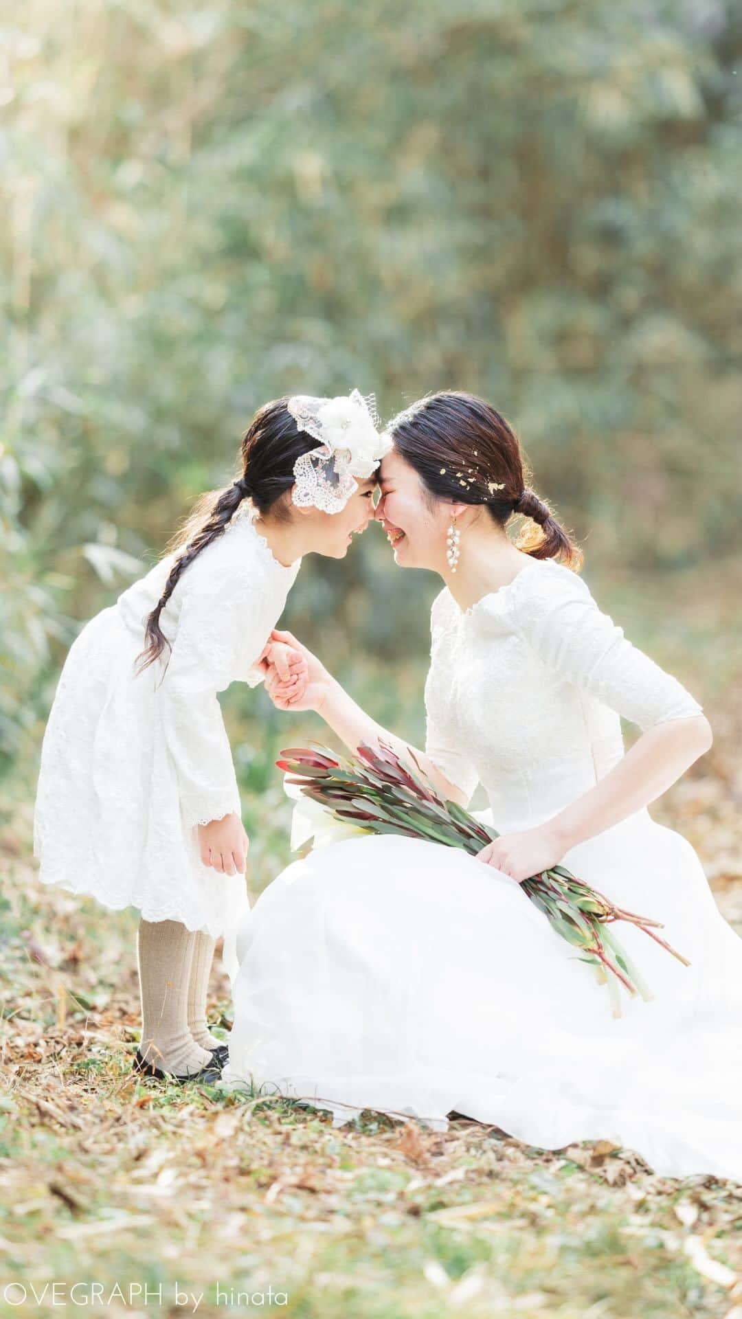 Lovegraph［ラブグラフ］のインスタグラム：「家族で残すウェディングフォト🫶🏻💍 ㅤㅤㅤ 子どもが生まれてから式を予定している方も ドレス写真を撮らないまま何年も経ってしまった方も ㅤㅤㅤ お子さんと一緒に撮るウェディングフォトってこんなに素敵だから、安心して依頼してください♡とお伝えしたい🥹🫶🏻 ㅤㅤㅤ ୨୧┈┈┈┈୨୧ ㅤㅤㅤㅤㅤㅤ 出張撮影Lovegraphの公式アカウントです❁︎ ㅤㅤㅤ カップル・ウェディング・ファミリー・プロフィール写真など様々なジャンルの撮影を受付しております📸💫税込26,180円〜全国対応◎ ㅤㅤㅤ 撮影予約はプロフィールURLからどうぞ☺️✈️ @lovegraph_me ㅤㅤㅤ ୨୧┈┈┈┈୨୧ ㅤㅤㅤ #Lovegraph #ラブグラフ #幸せな瞬間をもっと世界に ㅤㅤㅤ #出張カメラマン #ロケーションフォト #前撮り #ウェディングフォト #前撮りポーズ #フォトウェディング #北海道前撮り #japanphotographer #ファミリーウェディング」