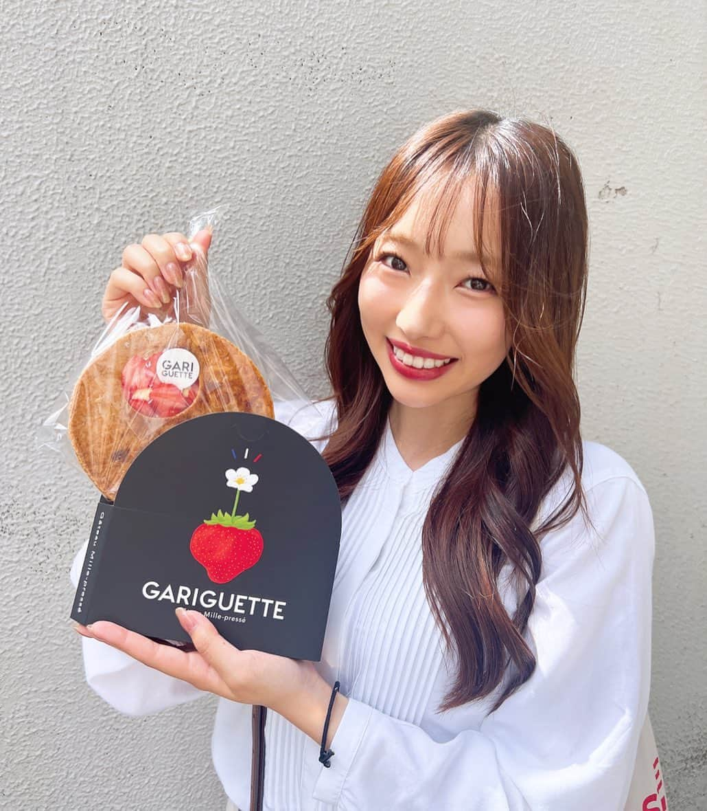 菅真鈴のインスタグラム：「⁡ . ⁡ ガリゲット🍓 ⁡ 手で持って食べれるミルフィーユ✨ めちゃくちゃ美味しかった✌️♡ ⁡ #ガリゲット」