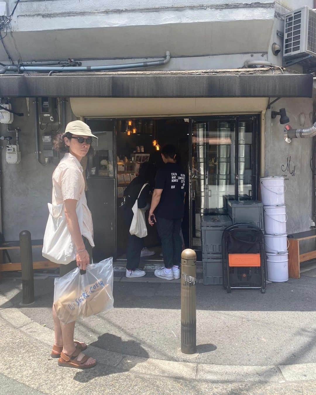 古田敬一のインスタグラム：「別に美味しいパン屋さんを舐めてこだわりの珈琲屋にも並ぶわ  eyewear #moscotlemtosh  cap #filson  tops #yellowrat pants #yellowrat shoes #thesandalman  #ivylook#ivyfashion#ivystyle#trad#tradstyle#tradfashion#traditional#traditionalstyle#ametra#americantraditional#outdoor#heavyduty#heavyivy#madeinusa」