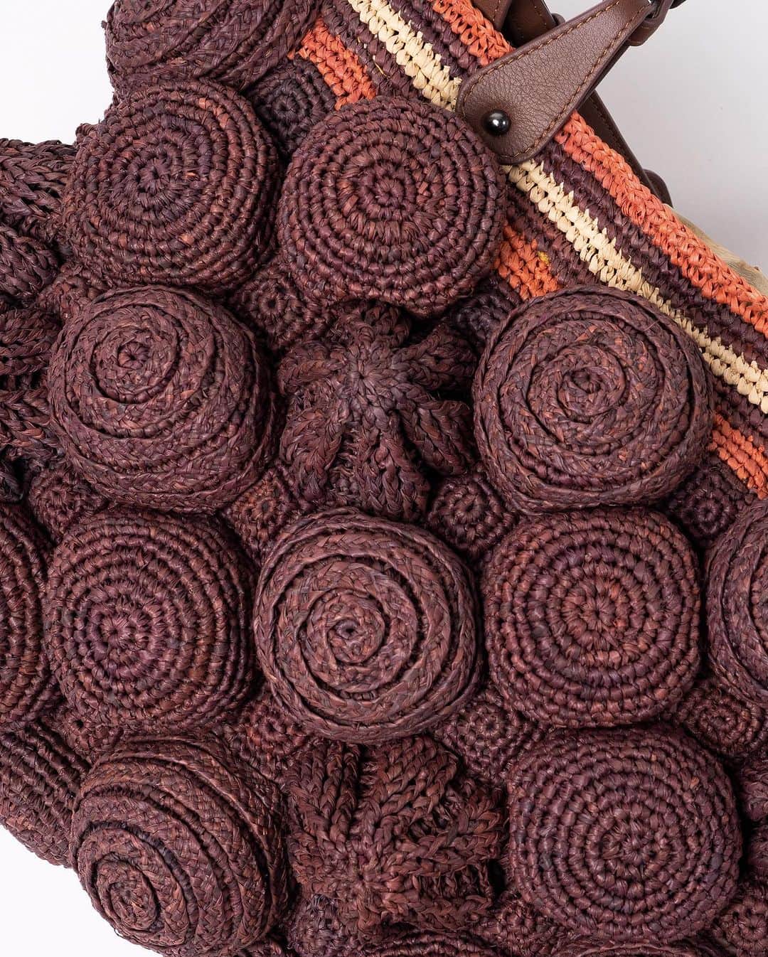 ジャマンピュエッシュさんのインスタグラム写真 - (ジャマンピュエッシュInstagram)「Our Rossia bag is inspired by the unique landscapes of the undersea nature, each detail is made in relief using fascinating raffia knitting techniques. #jaminpuech #fashioninspo #raffiabag #summerbag #knittedbag #strawbag」7月4日 19時19分 - jaminpuech