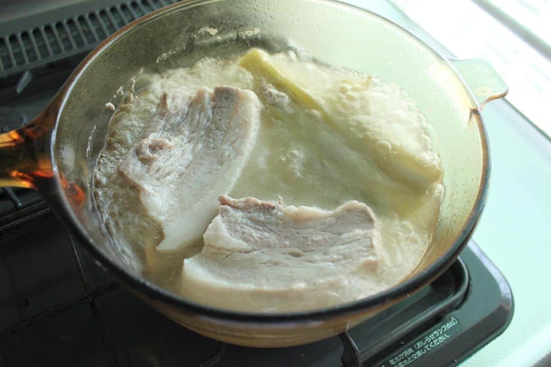印度カリー子さんのインスタグラム写真 - (印度カリー子Instagram)「【レシピ】ゆでて、かけるだけ！本格 雲白肉（ウンパイロウ）  ウンパイロウはゆで豚に甘辛いスパイスタレをかけた中国料理のひとつ。  とろとろにとろける脂身と濃厚なタレがたまりません…  ★材料　2~3人分 【ゆで豚】 ・豚ばら肉　500g ・水　1L ・酒　50ml ・塩　小さじ1 ・長ネギ（青い部分）1本分 ・しょうが（スライス）3切れ  【タレ】 ・醤油　大さじ2 ・砂糖　大さじ1 ・酢　小さじ1 ・おろしにんにく　小さじ1/4 ・八角（あれば）1個 ・シナモン（あれば）1cm  【トッピング】 ・きゅうり（あれば。スライス） 1/2本 ・長ネギ（白い部分、細切り）1/4本 　※辛味を抜くために水につけておく  【作り方】 ①【ゆで豚】の材料を1時間ほど煮る ②【タレ】の材料を電子レンジ600Wで1分30秒加熱する（冷めたら八角、シナモンを取り除く） ③ ①のゆで豚を冷ましてから薄切りにし【トッピング】をのせ②をかけて完成！  ★仕上げにラー油をかけても美味しいです  ★使用している透明鍋はVISIONS ソースパン2.5L @corelle_pyrex #pr めちゃめちゃ愛用してます！！」7月4日 19時20分 - indocurryko