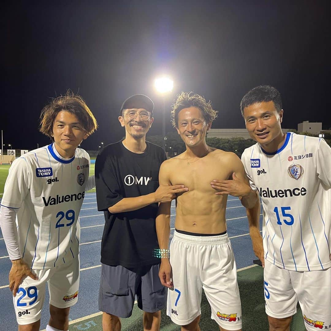 小椋祥平のインスタグラム：「. 初南葛SC試合観戦⚽️  2-0勝利👏  今ちゃんは相変わらず気が利くプレー&後輩にイジられてた🤣  クニはキャプテンってタイプじゃないけど、たぶん誰よりも走ってた🏃  匠はクールに淡々とプレー🤣  久しぶりに試合を観てて、一緒にプレーしたいなーって思った⚽️  写真には写ってないけど、アキトがケガしたっぽくて、ちょっと心配…  とりあえずみんなお疲れさま‼️ これからも応援してる👍  #小椋祥平  #今野泰幸 選手 #関口訓充 選手 #下平匠 選手 #河本明人 選手 #南葛sc」