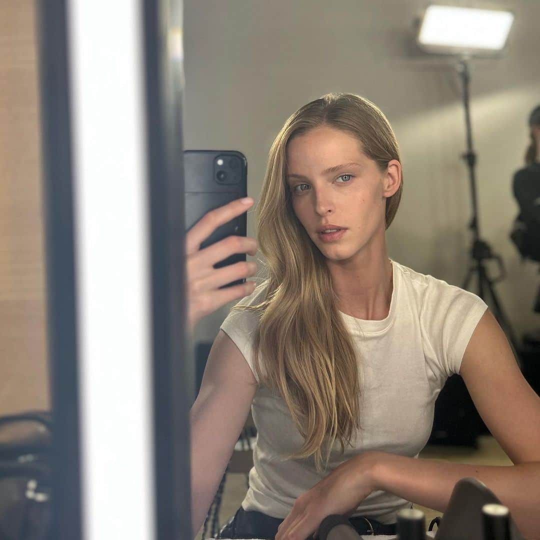 アビー・チャンピオンのインスタグラム：「backstage」
