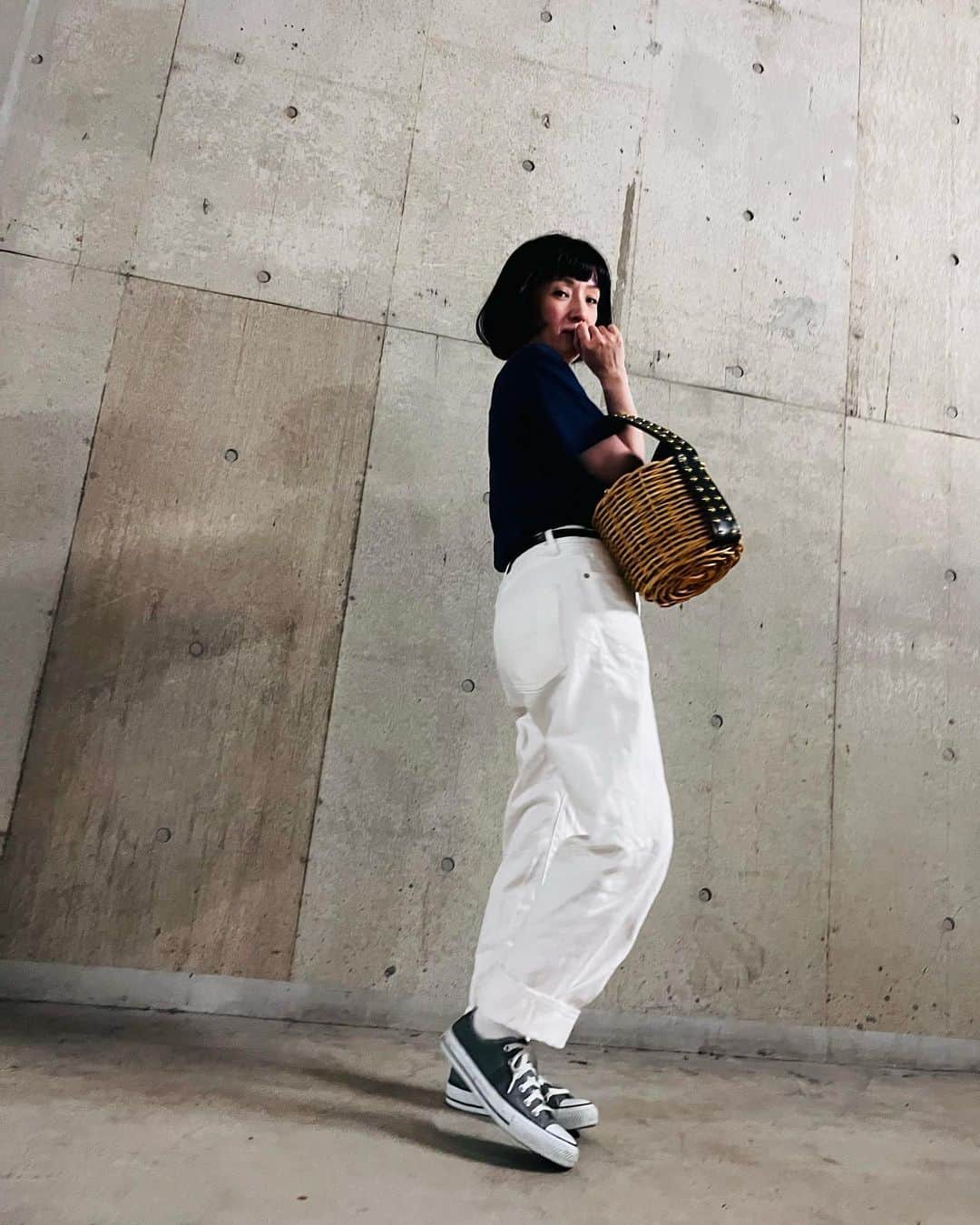 千秋のインスタグラム：「人生初の白いデニム🤍☁️🪧🦢🥛 長く生きてると、考えも変わるものですね💭 #私服」