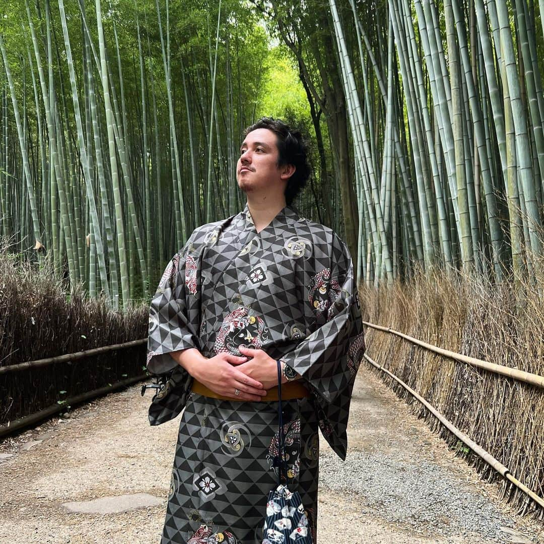 じゅんのインスタグラム：「竹林行きやしたー🎋  ガチで３L汗かいた 最後の写真は何探してるでしょうかー？」