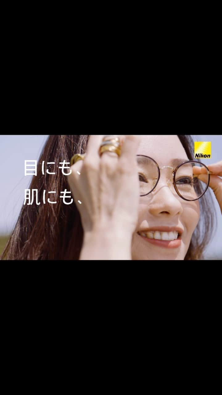 服部由紀子のインスタグラム：「. NikonさんのCMに出させて頂いています。  1分動画ですが、ついにお披露目。  素敵なレンズで、素敵な仕事をしたい。  生活に＋する力を与えてくれるメガネは、 私にとってもこれからもパートナーになると思います。  こんな素敵な機会をありがとうございました！  裏側はまた投稿します、楽しみに。  精一杯、指導を頂きながら撮り直し100万回した、下手っぴなナレーションもお聞きください🥺  是非感想教えてください♡  あっ。クレームは受け付けません。笑  しないでね…♡  #nikon #nikonレンズウェア  #プレ花嫁#東京花嫁#横浜花嫁#前撮り#結婚#大阪花嫁#ホテルウェディング#服部由紀子#キッズモデル募集 #ヘアメイク#白無垢ヘア#パレスホテル東京#ウェディングブーケ#情熱大陸#ウェディングブーケ#ブーケ#東京前撮り#名古屋花嫁#丸の内前撮り#ブーケ #前撮りヘア」