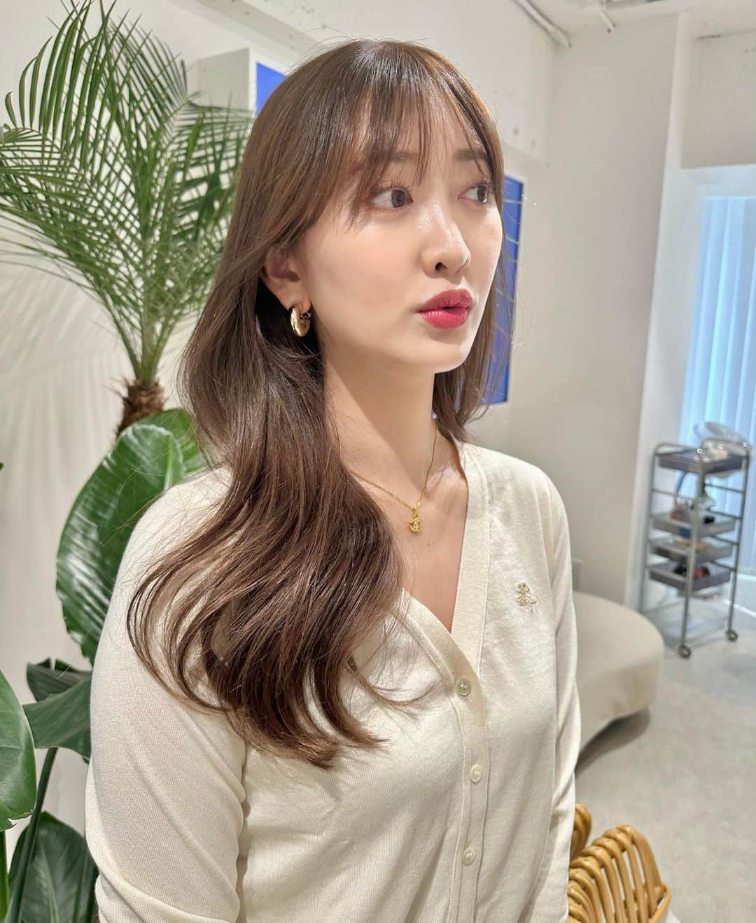 佐達ももこのインスタグラム：「new hair♡ @harada.hair   ハイライトいれて、ちょっと切った💇‍♀️  tops @caprino_jp   #hair#hairstyle#haircolor  #caprino #カプリーノ」