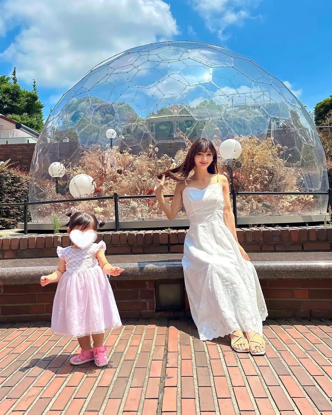 加藤瑠美のインスタグラム：「娘とお出掛けの日👧🏻💓 伊藤忠KIDS PARKに一番乗りしてボールプールを堪能し Barbieの展示に圧倒され、仲良くランチして帰宅🍽️ はあ楽しかったね💕 肩のパールが可愛いワンピは @tocco_closet 🪽  #子連れお出かけ#子連れスポット#年子#年子兄妹#年子ママ#東京ママ#toccocloset#トッコクローゼット」