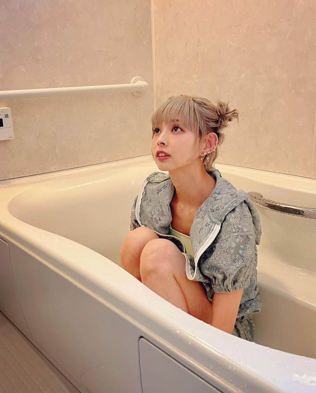 最上もがさんのインスタグラム写真 - (最上もがInstagram)「久しぶりに水着きた！ 4枚目、普通にしてても前歯2本 見えるんだなあってなんか思った。笑🐿️  余裕のある日なら これくらいどうってことないーて 娘の拒絶も笑って流せるけど あ、今日は冷たくされるとキツイなって時に ご飯食べない！とか、手を振り払われたりすると 好きな相手に嫌われてる様な感覚になる。  別に嫌ってないんだろうけど 雑に扱われることに少し傷つく私でした。  2歳児相手なのにね。笑  もういやだー梅雨。  みんな今日もがんばってるよね、 お疲れ様だよ🫶」7月4日 19時32分 - mogatanpe