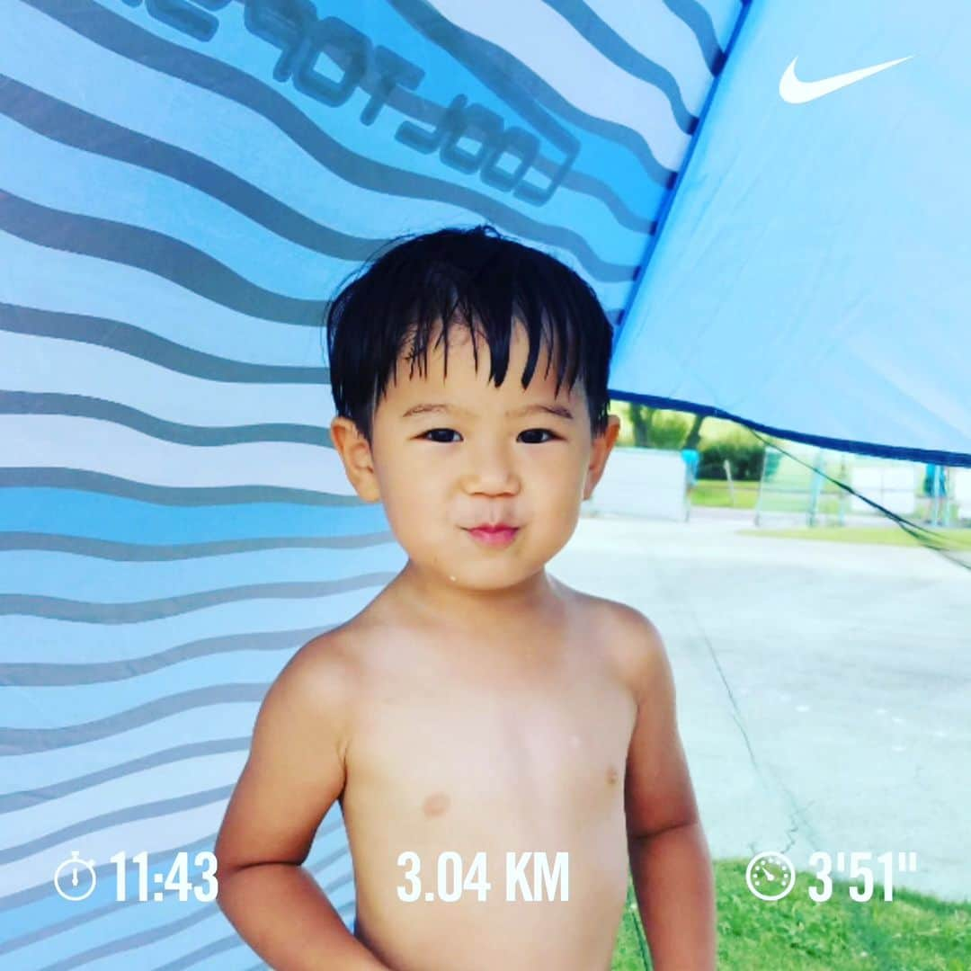 三田尚央のインスタグラム：「夜ラン‼️(3km時短ラン😁✨✨)  帰宅してすぐにランしてきた‼️ 今日兄貴が3kmランしてたからほんとは休もうかなと思ってたけど、刺激を受けて同じ3km行ってきた(^^)✌️ 大量に汗かいたから今日もしっかり呑みます✨笑っ  32歳目標達成目指して頑張ります☀️ 積み重ね大事❗ 継続あるのみ(^^) 健康一番❕  息子ちゃん😁✨  日々成長❕ 日々挑戦❕ 日々感謝❕  #ランニング #目指せフルマラソン #日々成長 #日々挑戦 #日々感謝 #息子 #娘 #家族 #32歳 #instagram  #目標 #筋トレ #ダイエット #ストレッチ #トレーニング #メンタル #NIKE #ラン #夜ラン #フルマラソン #ハーフマラソン #頑張ります #笑顔 #ビール #サッカー #3kmラン #暑い #汗 #7月」