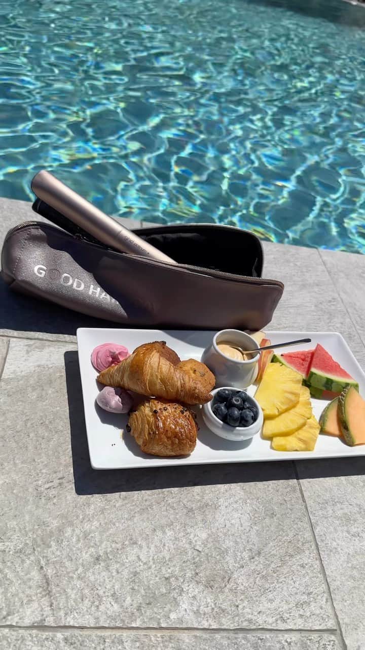 sananasのインスタグラム：「*CollaborationCommerciale* Concours de départ en vacances 😜avec cette belle édition limitée @ghdfrance ! 2 Platinum+ de la collection Sunsthetic sont à gagner 🎁  📌Conditions de participation (je vérifie tout 😉) 1-Être abonné à mon compte et à celui de @ghdfrance 2-En haut de ce post, cliquez sur les 3 points « … » et sélectionnez « ajouter aux favoris »(si vous êtes tiré au sort je vous demanderai la capture d’écran) 3-Liker ce post 4-Taguer une amie pour qu’elle participe aussi vu qu’il y en a deux à gagner 😍  Concours ouvert jusqu’au 11 juillet 23h59 en France métropolitaine ! Good luck 🍀」