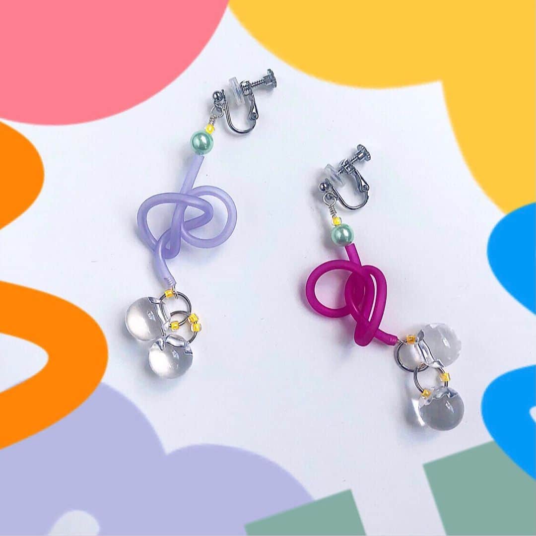 貴和製作所 ラフォーレ原宿店のインスタグラム：「⁡ ・ ✔︎︎︎︎staff accessory➰💜 ⁡ 新商品のPVCチューブを使用したスタッフアクセサリー 第6弾💚🤗 ⁡ ワイヤーを通して曲げたPVCチューブと クリアカラーの大きめビーズを合わせた 夏にピッタリなデザインのイヤリングです🔆⛱ ⁡ ワイヤー×PVCチューブの組み合わせは 自由自在に形を作れるのでデザインの幅が広がりますね💕︎ 是非作ってみてください✨️ ご来店お待ちしております😆👍 ⁡ ⁡ －－－－－－－－－－－－－－－－－－－－ ⁡ 📦1万円以上で送料無料！（代引き対応） 貴和製作所のネット通販にない商品や ラフォーレ店限定商品も店舗通販できますので お気軽にお問い合わせくださいませ◎ ⁡ ▷▷ @kiwa_laforet ラフォーレ原宿店 TEL:03-5775-4050 ⁡ －－－－－－－－－－－－－－－－－－－－ ⁡ @laforet_h @kiwaseisakujo #貴和製作所 #貴和製作所ラフォーレ原宿 #ラフォーレ原宿#LAFORETHARAJUKU  #laforetharajuku#ハンドメイド#handmade#イヤリング#ピアス#pierce#イヤーアクセサリー#PVC#PVCアクセサリー#PVCチューブ#パープル#purple#ピンク#pink#クリア#clear」