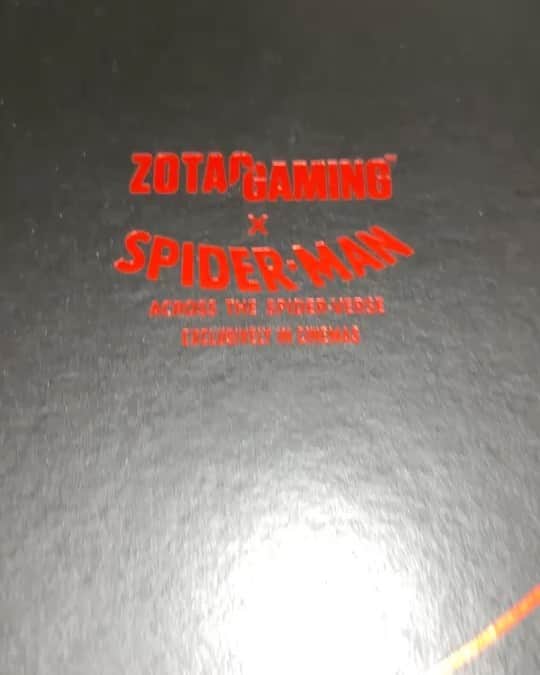 梅宮万紗子のインスタグラム：「アクロス・ザ・スパイダーマンのギフト🎁を頂きました。 こういうの、タイムリーな時だととっても嬉しい。上映が終わった後は、また違う特別感があって。 　 今回のシリーズは、なんていうか、こんなに早いストーリー展開と、予想外の設定に、どれだけオリジナルでいることをこだわるんだろう、と志の高さや強さに圧倒されました。  目まぐるしく変わっていく映像に、追いついていけない自分で、2度はみないと気が付かない事だらけなのだろうと、圧倒されるのでした。 クリエイティブでいる事って本当に尊いな。 #スパイダーマン #アクロスザスパイダーバース #スパイダーバースアクロスザスパイダーバース」