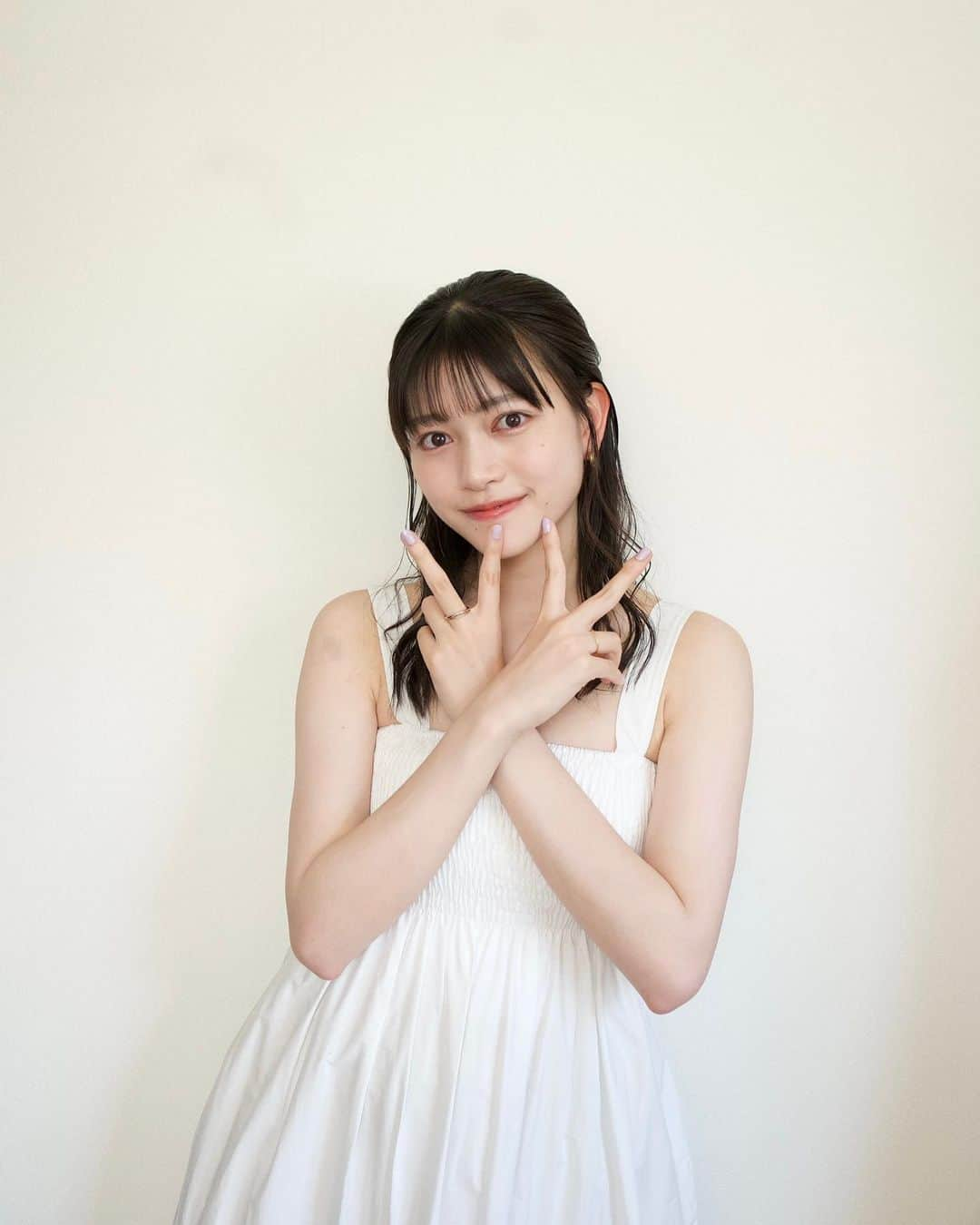 広瀬まのか︎さんのインスタグラム写真 - (広瀬まのか︎Instagram)「18歳になりました 🤍  今年もお祝いしてくださり本当にありがとうございます.  全て見てます 🫶🏻  成人？らしいですが心はまだまだこどもです.  18歳もがんばります  急遽おうちで撮った写真とともに 🐇  最後のティアラは文化祭のときに買った友達とおそろいのもの、隣にあったからつけてみたけど18歳にはきついなと思いましたのでこれで最後です、 💍笑」7月4日 19時28分 - manoka_hirose