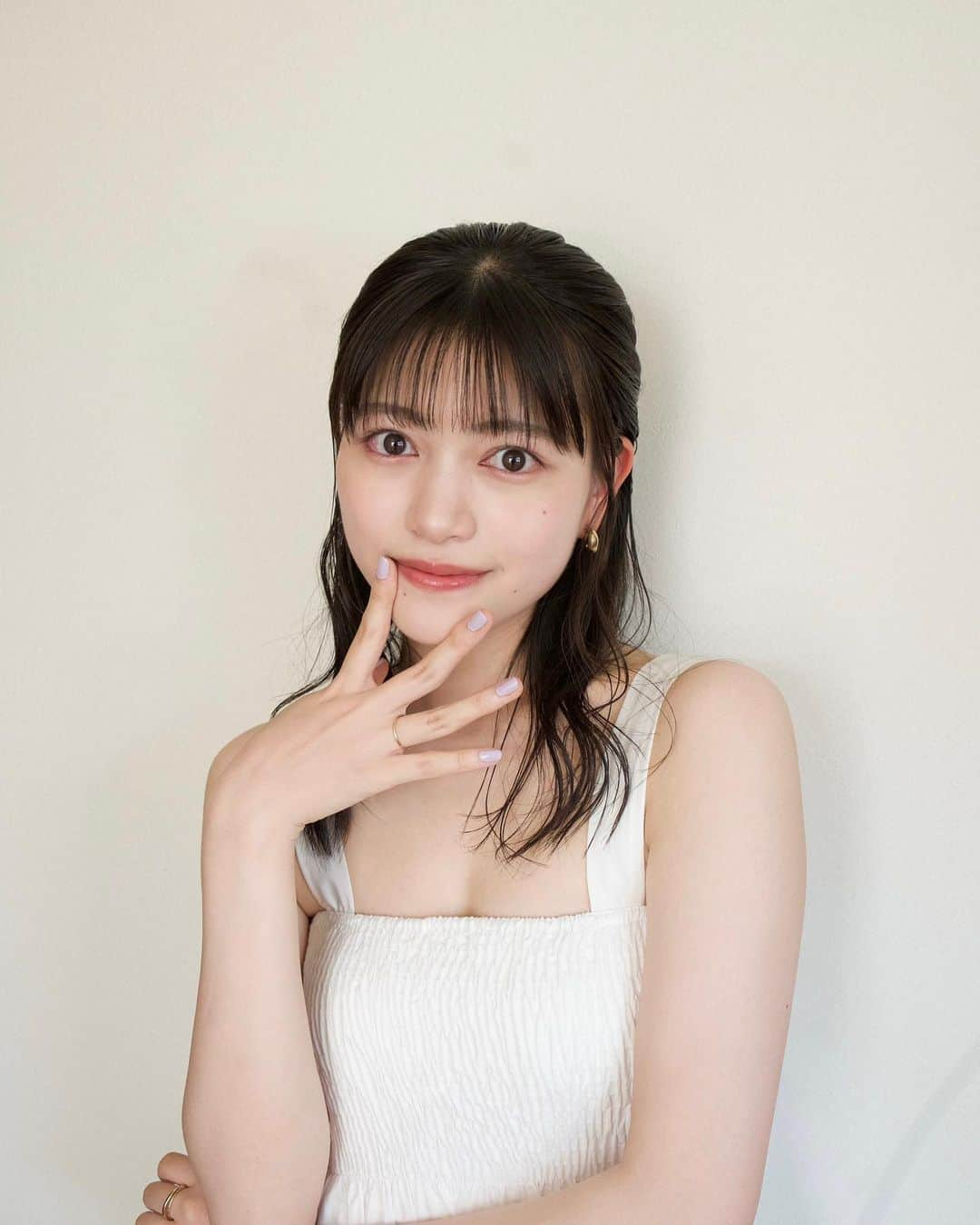 広瀬まのか︎さんのインスタグラム写真 - (広瀬まのか︎Instagram)「18歳になりました 🤍  今年もお祝いしてくださり本当にありがとうございます.  全て見てます 🫶🏻  成人？らしいですが心はまだまだこどもです.  18歳もがんばります  急遽おうちで撮った写真とともに 🐇  最後のティアラは文化祭のときに買った友達とおそろいのもの、隣にあったからつけてみたけど18歳にはきついなと思いましたのでこれで最後です、 💍笑」7月4日 19時28分 - manoka_hirose