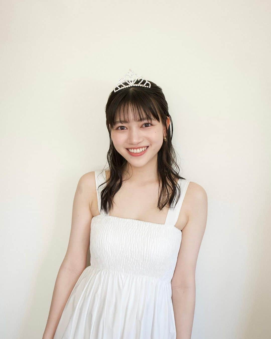 広瀬まのか︎さんのインスタグラム写真 - (広瀬まのか︎Instagram)「18歳になりました 🤍  今年もお祝いしてくださり本当にありがとうございます.  全て見てます 🫶🏻  成人？らしいですが心はまだまだこどもです.  18歳もがんばります  急遽おうちで撮った写真とともに 🐇  最後のティアラは文化祭のときに買った友達とおそろいのもの、隣にあったからつけてみたけど18歳にはきついなと思いましたのでこれで最後です、 💍笑」7月4日 19時28分 - manoka_hirose