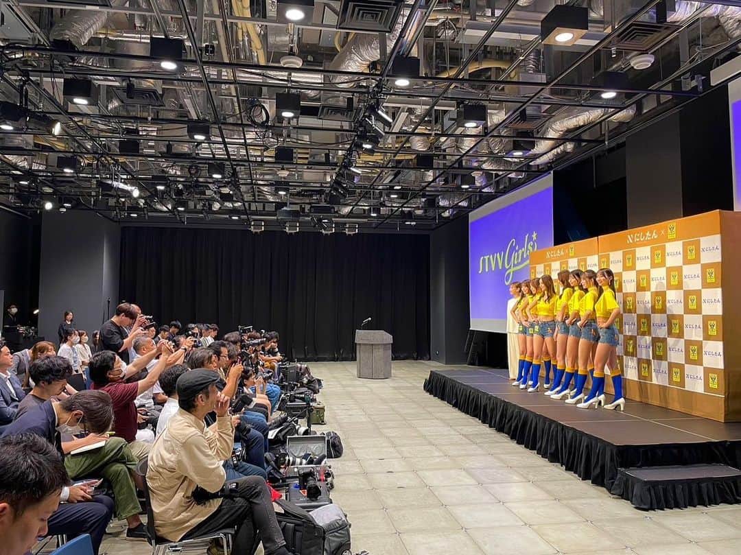 松田蘭のインスタグラム：「\ 7/4！本日！新聞掲載のお知らせ🗞️/  2代目シントトロイデンガールズ  多くの新聞社さまに 掲載していただけることになりました💛  ◯サンケイスポーツ様 ◯日刊スポーツ様 ◯スポーツニッポン様 ◯デイリースポーツ様 ◯東京中日スポーツ様  ぜひお近くのコンビニでゲットして感想教えてください💛  #STVV #にしたんクリニック #シントトロイデン #2代目シントトロイデンガールズ」