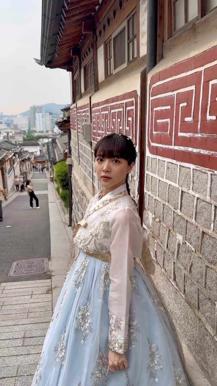 中山莉子のインスタグラム：「→ 景福宮で出会った女性に「本物のお姫様に会った」と言っていただいたので、また韓国を訪れた際にはチマチョゴリを着ようと思います👸 ⁡ 足元は歩きやすいスニーカーです笑 ⁡ #韓国 #韓国旅行 #海外旅行#ソウル#チマチョゴリ #korea #seoul #한국 #한국여행#여행#패션#치마초고리」