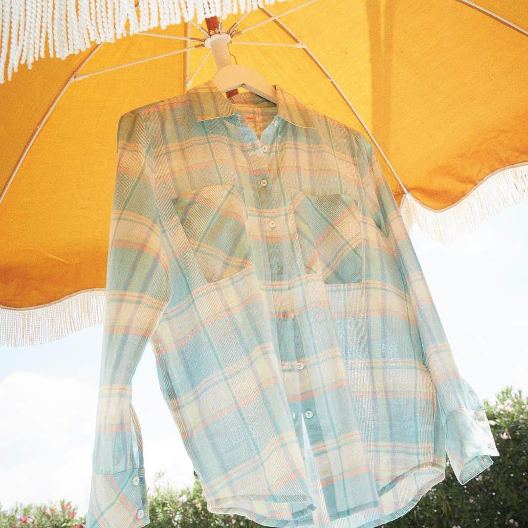 ベンシモンさんのインスタグラム写真 - (ベンシモンInstagram)「Poolside view, starting a new situationship ⛱  #Bensimon #Bensimonlovers #summermood #summertime #lété #sousleparasol #summerootd」7月4日 19時30分 - bensimoncollection