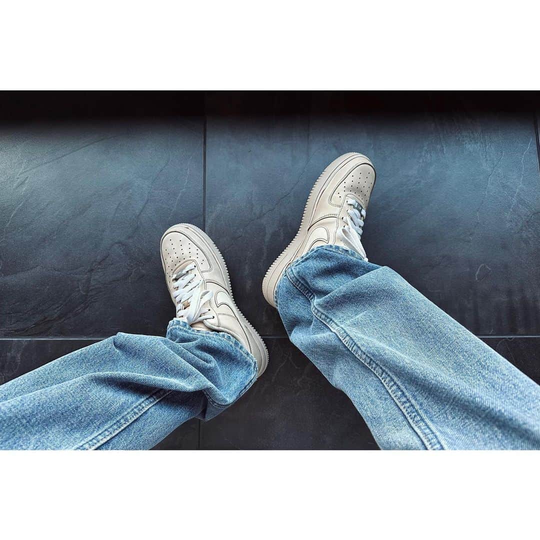 和田颯のインスタグラム：「. 初めて自分でコーヒー染めしてみたけど なかなか良い仕上がりになったのではなかろうか？ こういうの楽しいなー☕️ そして愛着が湧く。 みんなもやってみる？笑 @nike Air Force 1 '07 #nike #airforce1」