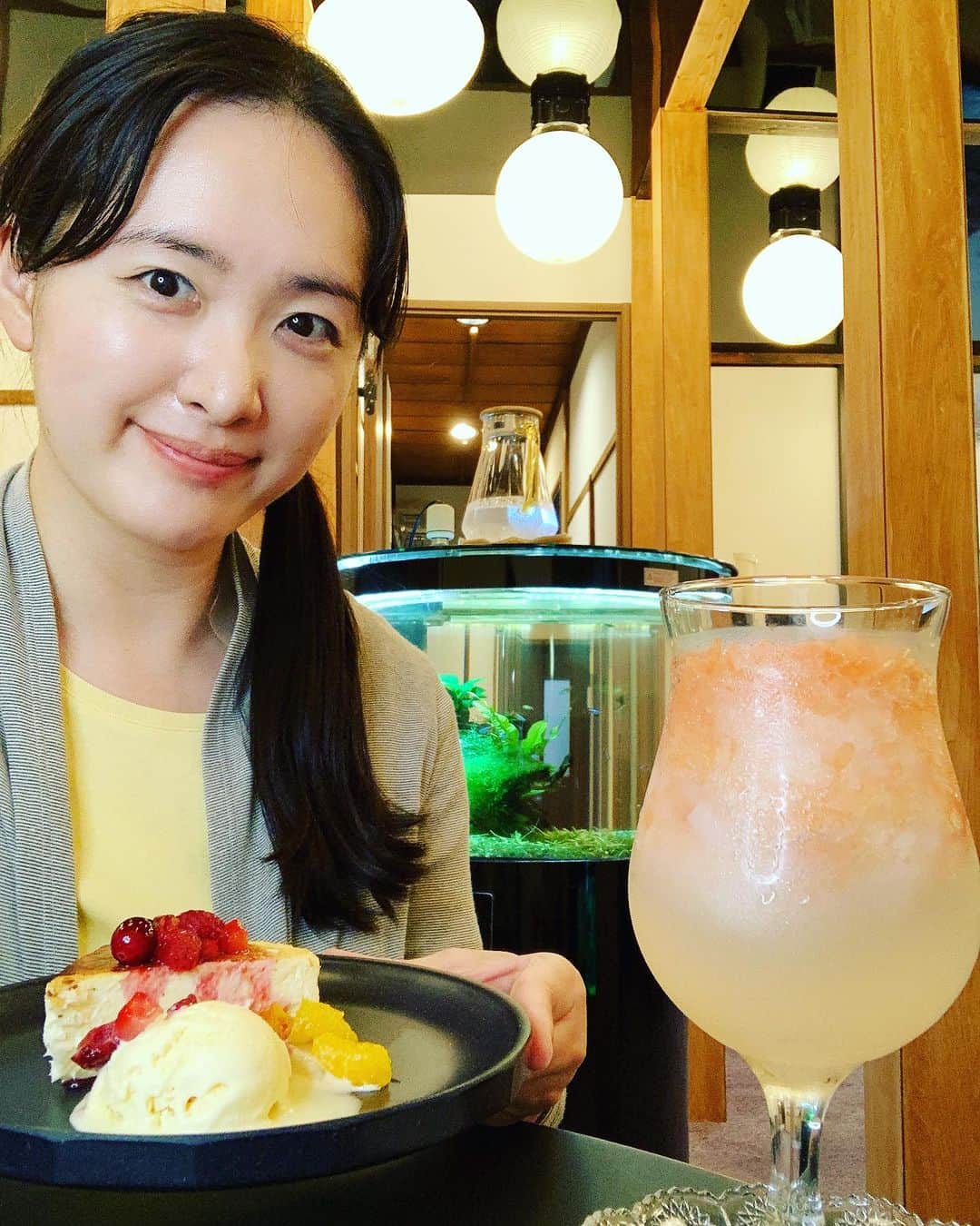 のインスタグラム：「🍬🔮❤︎ 美味しそうな バスクチーズケーキに 惹かれて♡♡ (*´ω｀*)✨✨  高田馬場にあります 道しるべカフェへ♡♡ @michishirubecafe  こちらのカフェ☕️🍰 本格占いをうけながら スイーツや お食事を 楽しむことができるんです♪♪  店員さんは みんな占い師さん✨✨  カッコいい〜⭐️⭐️  私は、 占いに集中したくて 先にお話しがっつり させて頂き  それから バスクチーズケーキを 頂きました(*^^*)🎀  濃厚でめっちゃ 美味しいッ♡♡ グレープフルーツソーダも♡♡  ドリンクメニューも ソーダ割りだけじゃなくて ミルク割りとか 乳酸飲料割りとかも あって 楽しいね(๑˃̵ᴗ˂̵)♪♪  しっかり占いも 心に受け止めて  自分に足りないもの もわかって もう動きだしてます  📍東京都新宿区高田馬場３丁目８−１７ 最寄り駅： 高田馬場駅  そして素敵なサービスも✨✨  来店の際に 「このインスタを見た」 とお店の方に伝えると プチ鑑定を無料で受けることが できます✨✨  バスクチーズケーキが 気になった方⭐️  占いに興味がある方 こちらの素敵な カフェぜひ 行ってみては♡♡  最後に私の 鑑定結果も ちらみせ(〃ω〃) #カフェ  #スイーツ  #チーズケーキ  #占い  #古民家  #四柱推命  #映え  #高田馬場 #バスクチーズケーキ　 #カフェ巡り  #スイーツ好きな人と繋がりたい」