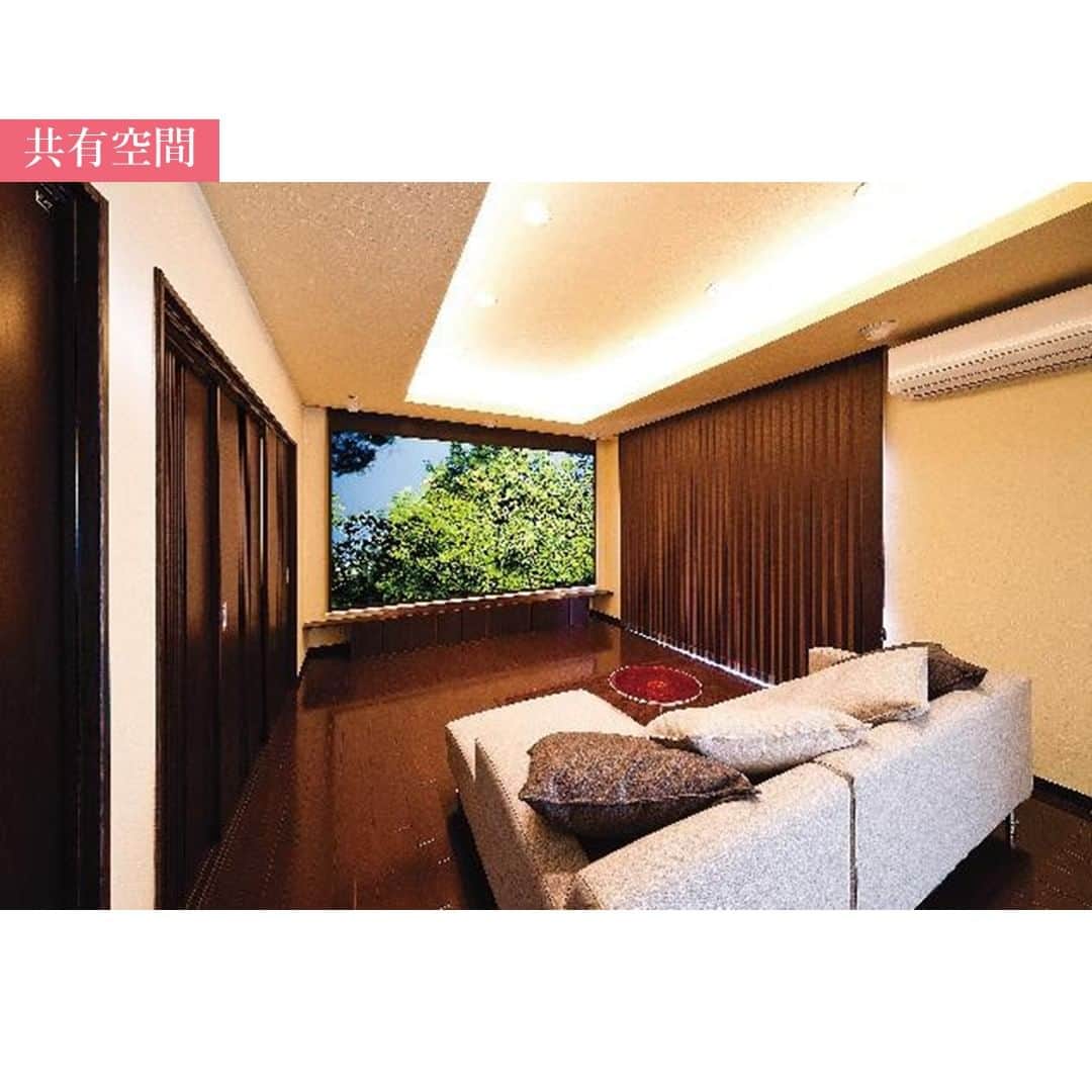 住友不動産のリフォームさんのインスタグラム写真 - (住友不動産のリフォームInstagram)「【築32年　完全同居タイプ二世帯住宅】 子育てと家事が楽な家 シアタールームも大満足  住友不動産のまるごとリフォーム#新築そっくりさん で、それぞれのお悩み・お望みに合った二世帯住宅にリノベーションした実例をご紹介します。  老朽化が進み、生活に不便な間取りも悩みだったお住まい。 建て替えも検討しましたが、お父様の「立派な柱と梁を活かしたい」という想いもあり、まるごと再生を決意しました。 北側にあって狭くて暗かったDKは、二間続きの和室と広縁、廊下を取り込み、オープンな階段を採用して、開放的で明るいLDKに。さらに、約13畳のリビングは、140インチのスクリーンを設置、シアタールームとしても大活躍しています。隣の和室は親世帯の空間ですが引戸を開ければリビングと一体で使えます。間接照明やアクセントクロスでギャラリーのように演出した玄関も見事です。   [公式HP] @sumifu.reformのプロフィール欄リンクからご覧ください    #住友不動産 #住友不動産のリフォーム #新築そっくりさん #すみふ #まるごとリフォーム #間取り変更 #リノベーション #リフォーム #リノベ #戸建てリノベーション #戸建リノベーション #戸建てリフォーム #戸建リフォーム #リフォームしたい #フルリフォーム #フルリノベーション #リノベーションデザイン #リフォームビフォーアフター #リフォーム実例 #リフォーム事例 #リノベーション実例 #リノベーション事例  #二世帯リノベーション #二世帯リフォーム  #二世帯住宅 #耐震補強 #耐震リフォーム #完全同居 #完全同居型二世帯 #築32年」7月4日 19時33分 - sumifu.reform