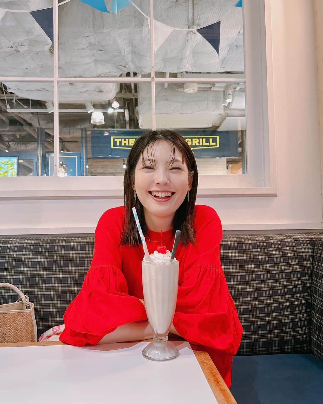 森貴美子さんのインスタグラム写真 - (森貴美子Instagram)「赤いワンピでチョコシェイク飲んで🍫 夏だね〜🏖️」7月4日 19時36分 - morikimi_morikimi