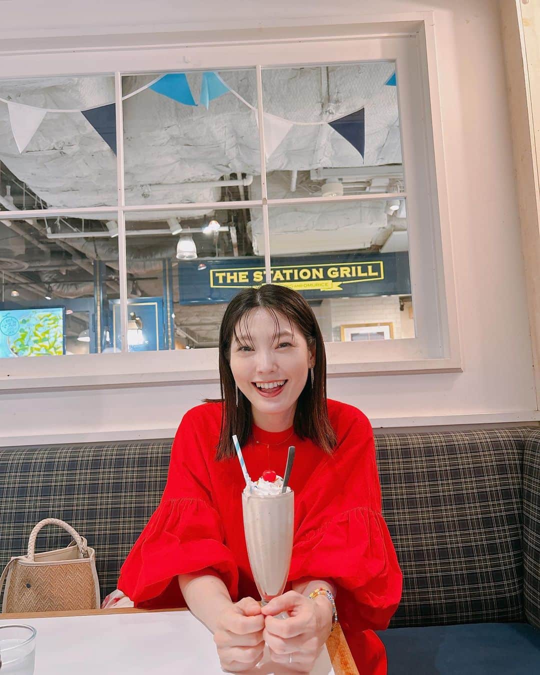 のインスタグラム：「赤いワンピでチョコシェイク飲んで🍫 夏だね〜🏖️」