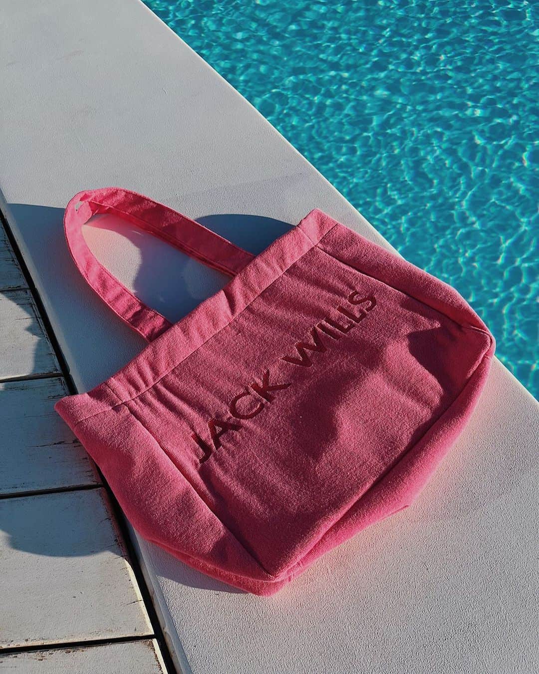 ジャックウィルスのインスタグラム：「Vibe = Barbie 💖🌸🦩 ⠀⠀⠀⠀⠀⠀⠀⠀⠀ Elevate your poolside look with this statement tote bag - Available online in other colours 📲 ⠀⠀⠀⠀⠀⠀⠀⠀⠀ Towelling Tote Bag [724139] ⠀⠀⠀⠀⠀⠀⠀⠀⠀ #jackwills #servingsummer」