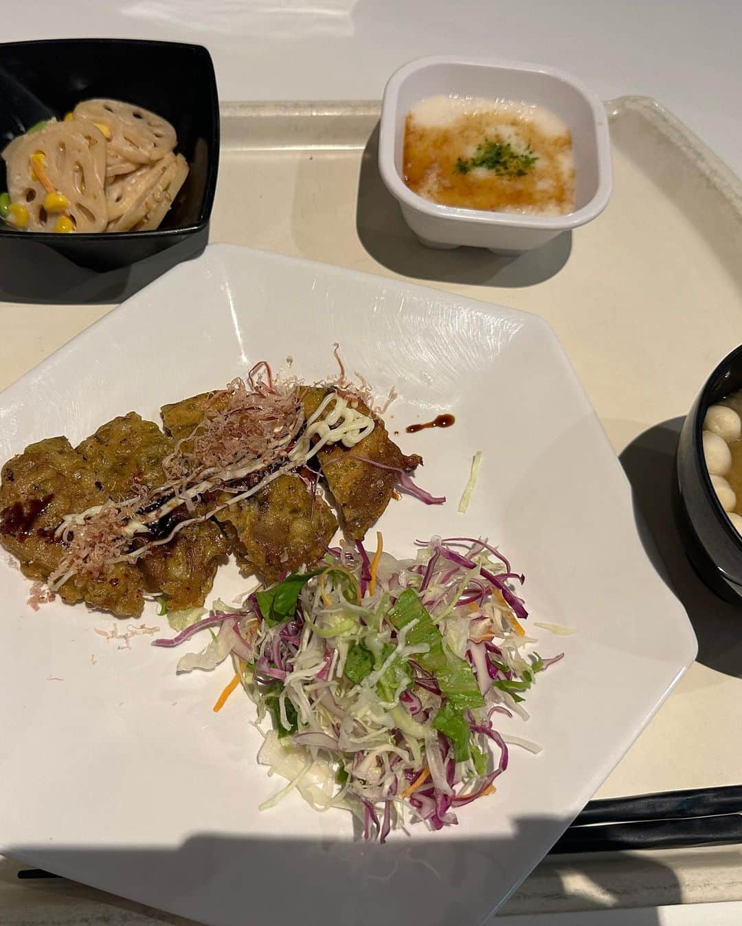 松尾由美子さんのインスタグラム写真 - (松尾由美子Instagram)「. 2日連続の社食夜ごはんです✨ "豚肉のお好み揚げ"なんて 思いつかないなぁ お好み焼きの味でした。 今日もご覧いただき、 ありがとうございました。  トップス、スカート DoCLASSE @doclasse_style  イヤリング MUK @muk_tokyo  アースカラーの上品なコーデ。 片結びで程よい存在感。 リボンの結び方によって可愛らしい雰囲気にも。  #松尾由美子 #松尾と服 #社食 #夜ごはん」7月4日 19時36分 - yumikomatsuo5