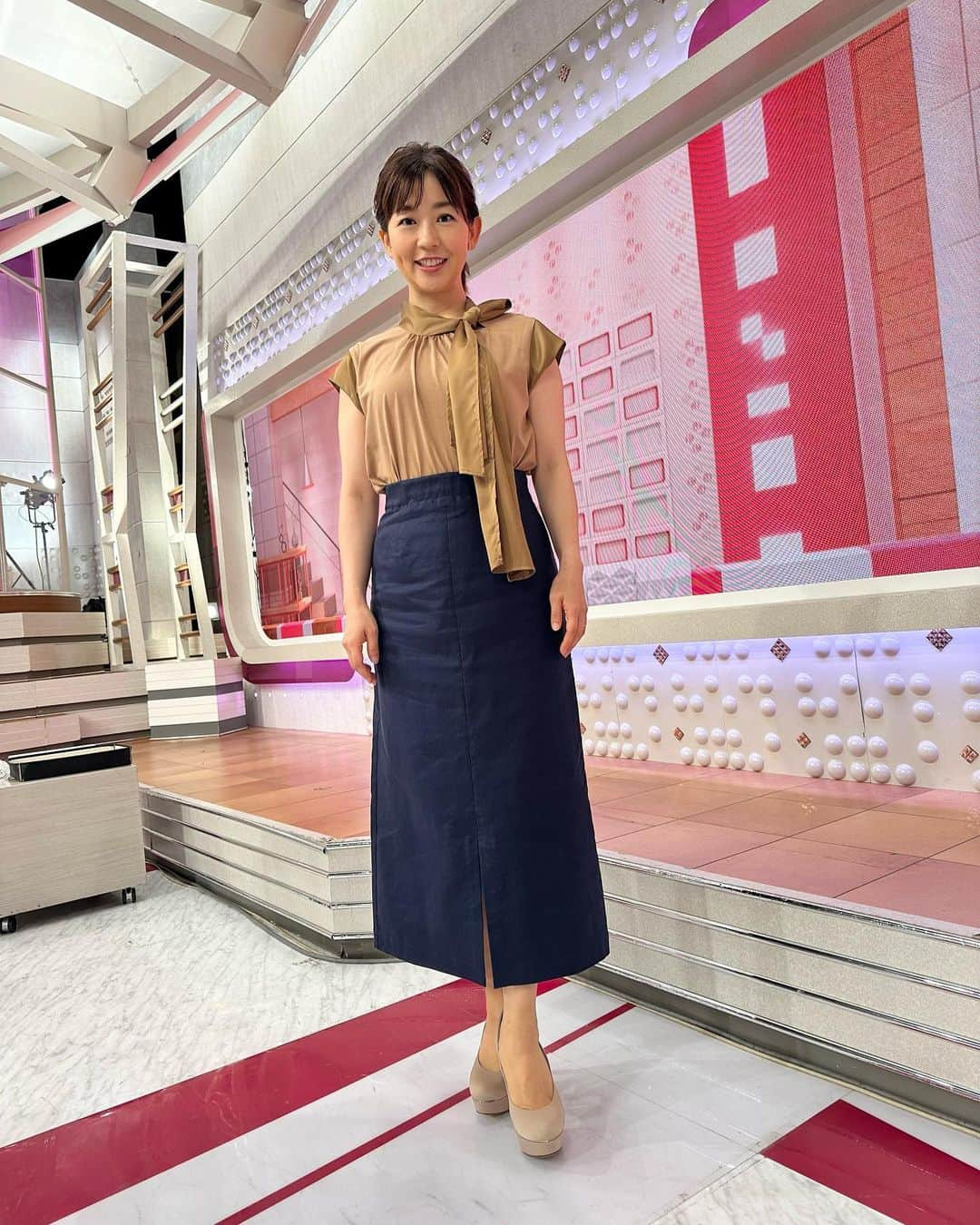 松尾由美子のインスタグラム：「. 2日連続の社食夜ごはんです✨ "豚肉のお好み揚げ"なんて 思いつかないなぁ お好み焼きの味でした。 今日もご覧いただき、 ありがとうございました。  トップス、スカート DoCLASSE @doclasse_style  イヤリング MUK @muk_tokyo  アースカラーの上品なコーデ。 片結びで程よい存在感。 リボンの結び方によって可愛らしい雰囲気にも。  #松尾由美子 #松尾と服 #社食 #夜ごはん」