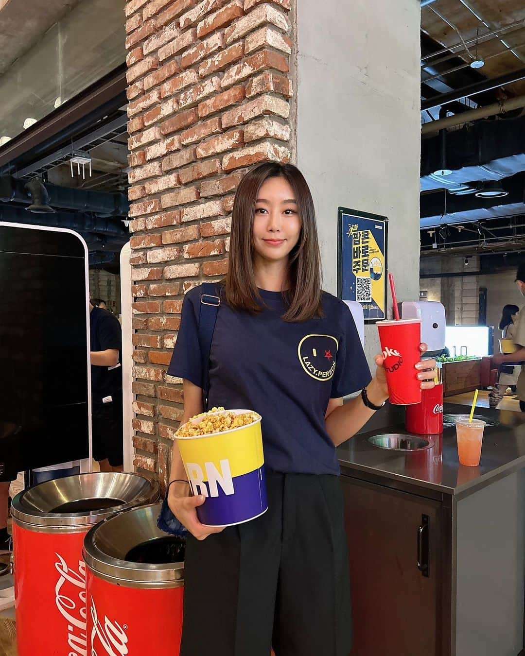 イ・ナリのインスタグラム：「올만에 극장 나들이~ 팝콘 마니~팝콘먹으러 오는여자 🍿😁🎶. 애정하는 레이지퍼슨 🫶😘 . @lazzzyperson  #레이지퍼슨 #lazyperson #daily #daliylook #🍿#🎬 #유니섹스 #커플티」