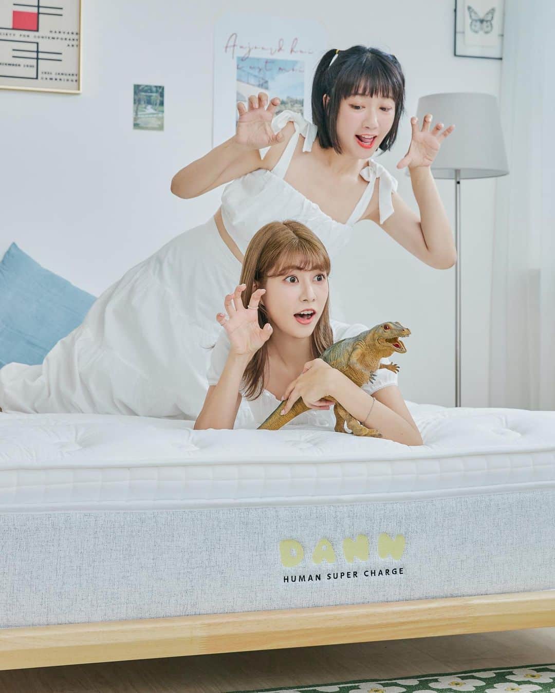 阿部マリアのインスタグラム：「上次在影片中分享了我變台化的現象 好像蠻多人喜歡聽 最近也有自己覺得變台化的一件事！ 我來跟大家分享爹斯🙂  最近試躺了一張新床 在床上拍照擺POSE、滾來滾去 實在太舒服了 拍一拍我直接大字的睡著🤣🤣  揭密，這張床有什麼不一樣? 它是 #充個墊 桑的  省電模式 #涼感天然乳膠獨立筒床墊  使用日本進口極凍紗涼感布 熱的時候冷，冷的時候恆溫 我平常搭配風扇一起使用 更能持續涼感布散熱清爽的感覺 超棒的💙  還有一個覺得很棒的是 使用全天然比利時乳膠能呈現完美的回彈 搭配最高等級的獨立筒彈簧 一覺到天亮所有動態你都感受不到！ 不用再擔心半夜上下床吵到一起睡的人🌟  讓我變台化（maybe是邰化？）的超棒的床墊 有興趣大家去充個墊直營店面 可以試躺看看爹斯😉👌🏻  @dannbed_ #躺下充個墊 #省電模式 #找床墊充個墊」